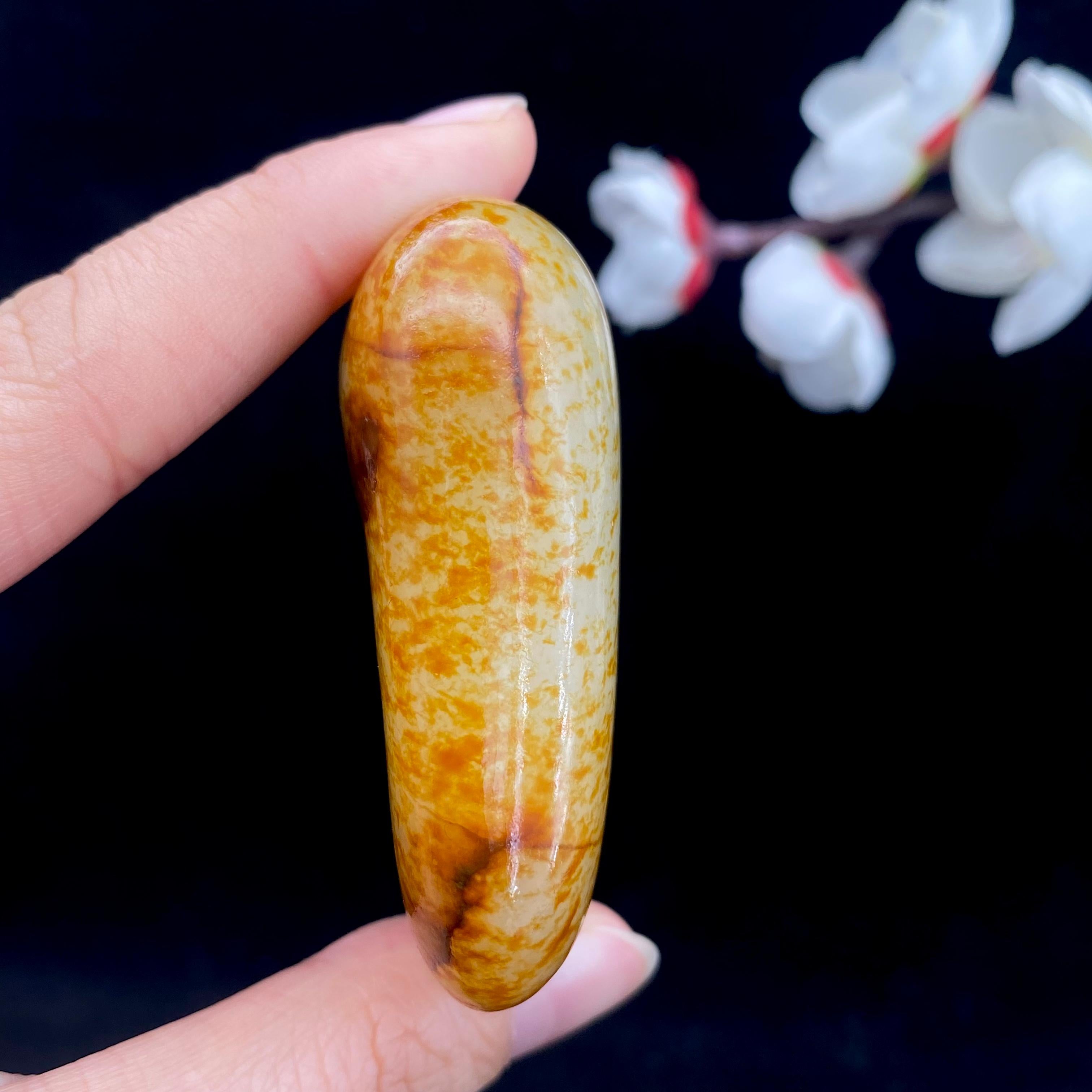和田玉满洒红皮籽料原石（103.7g）
