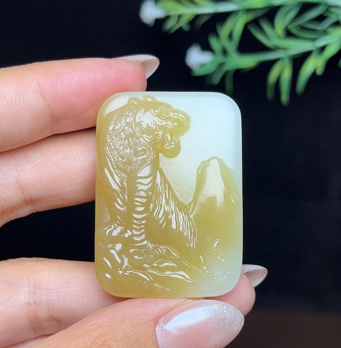 和田玉糖白上山虎牌（24.8g）