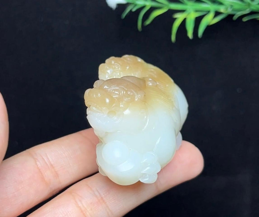 和田玉天地糖白羊脂玉子母貔貅携子上朝（94.9g）