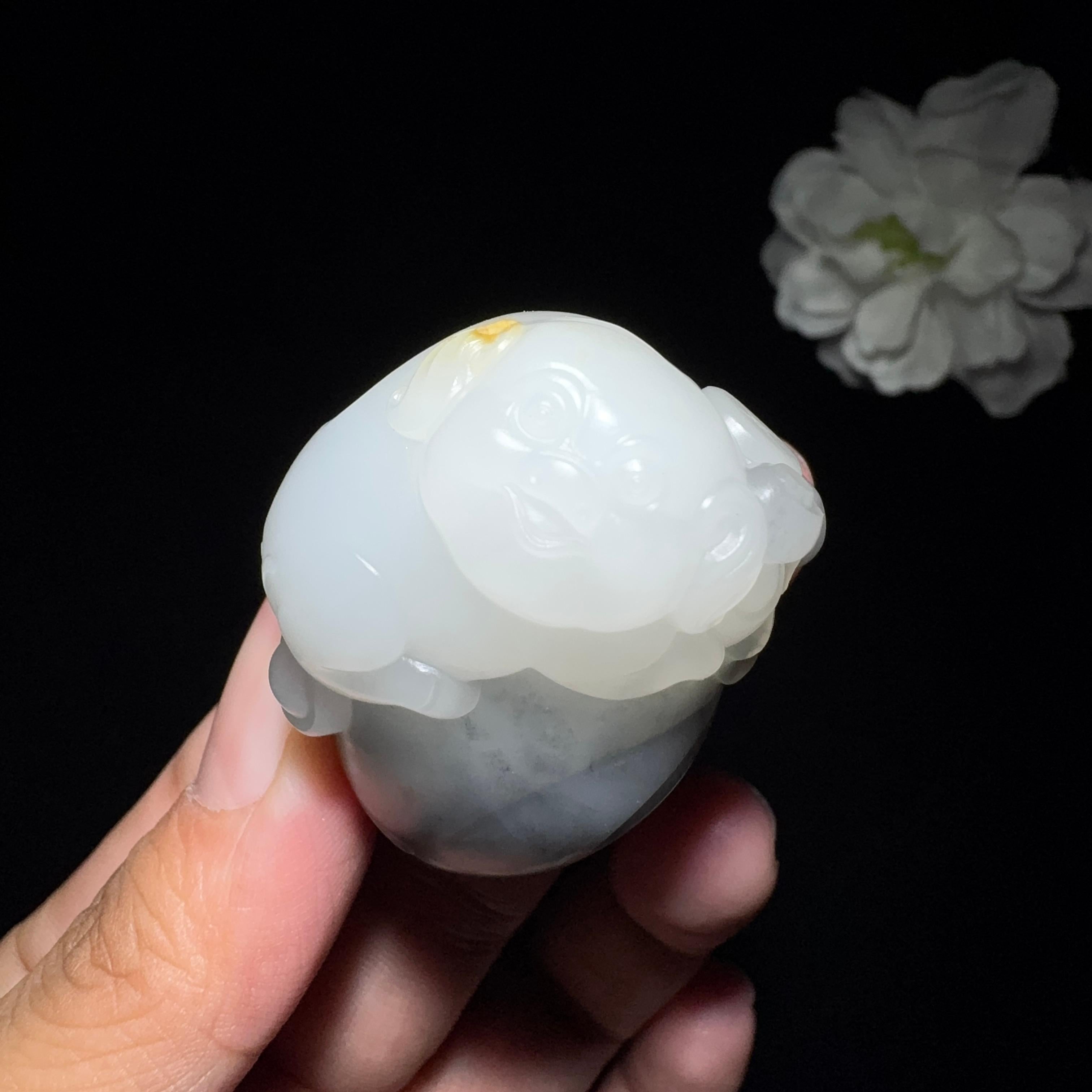 精品和田玉青花籽料发财猪挂件（54.6g）