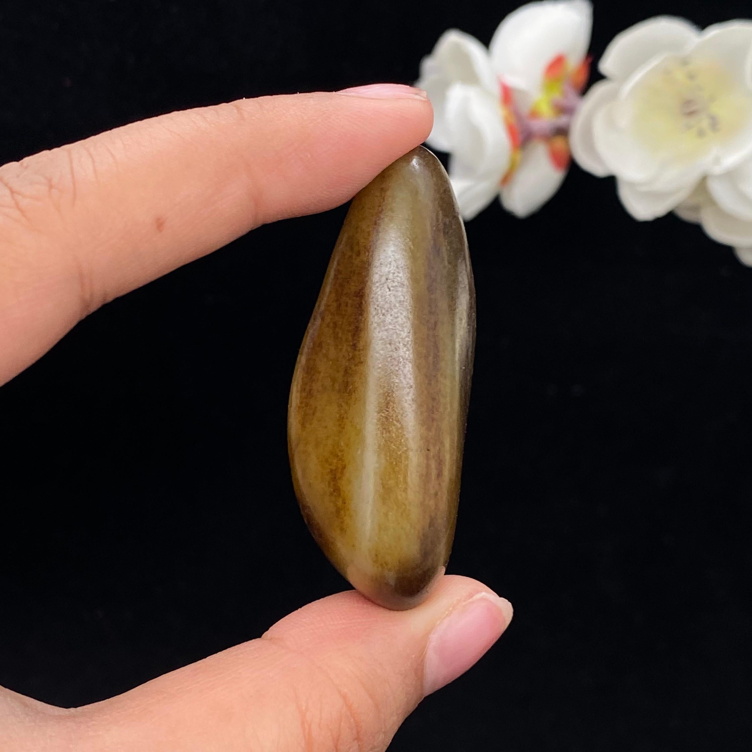 和田玉秋梨黄皮籽料挂件（34.9g）