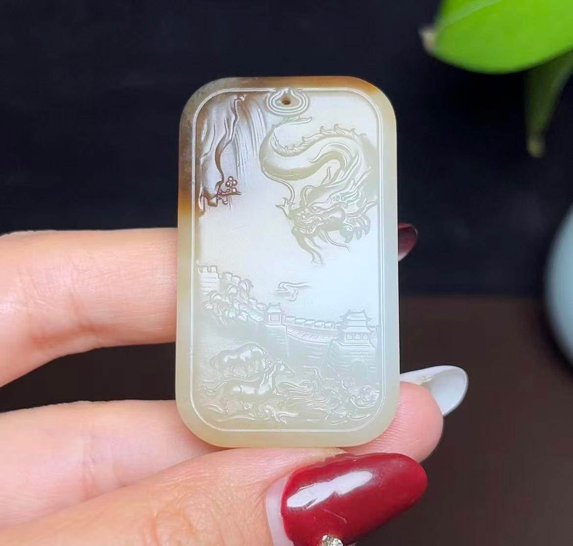 新疆和田玉且末糖白料龙牌山水（28.2g）