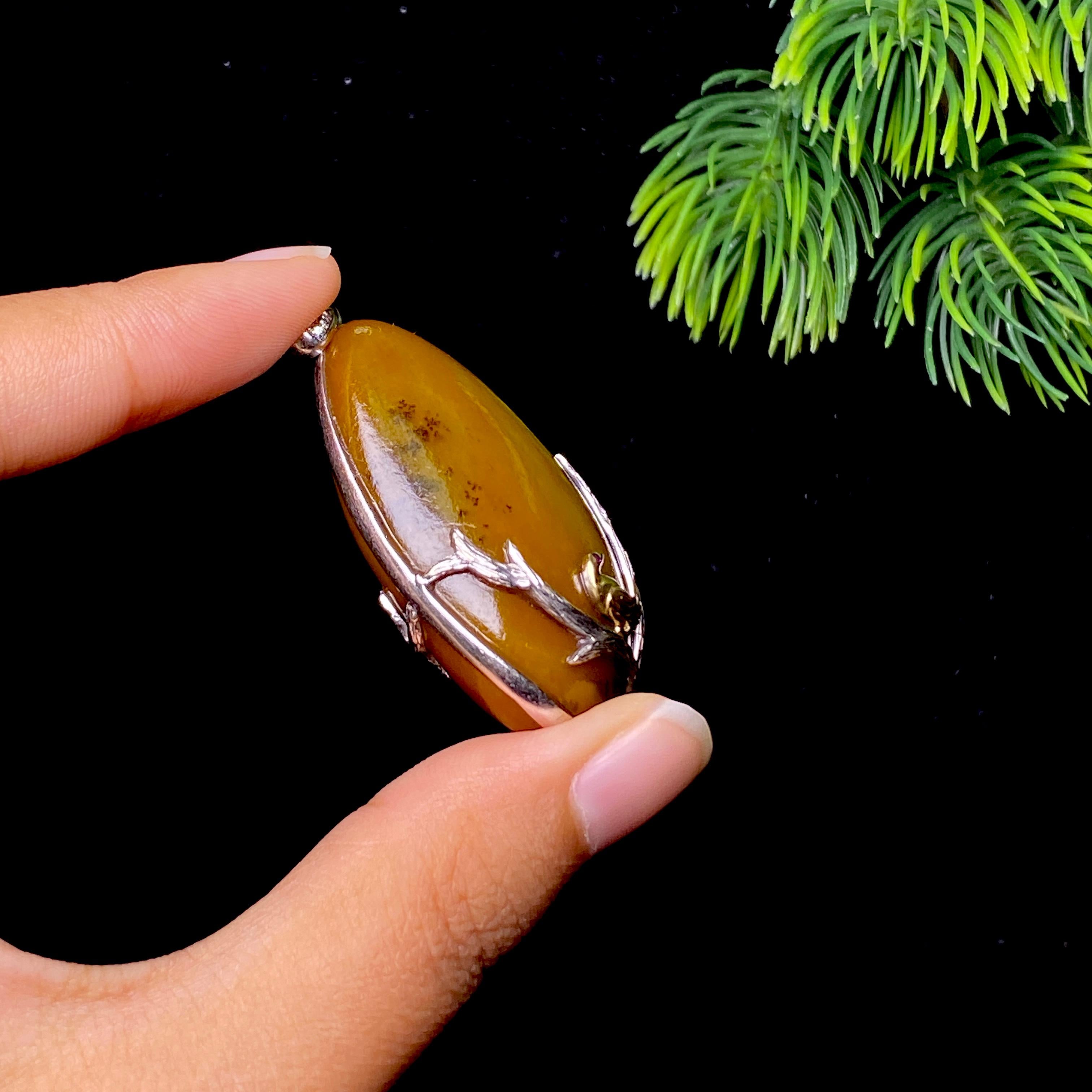 和田玉白金镶黄沁皮籽料挂件（29.1g）