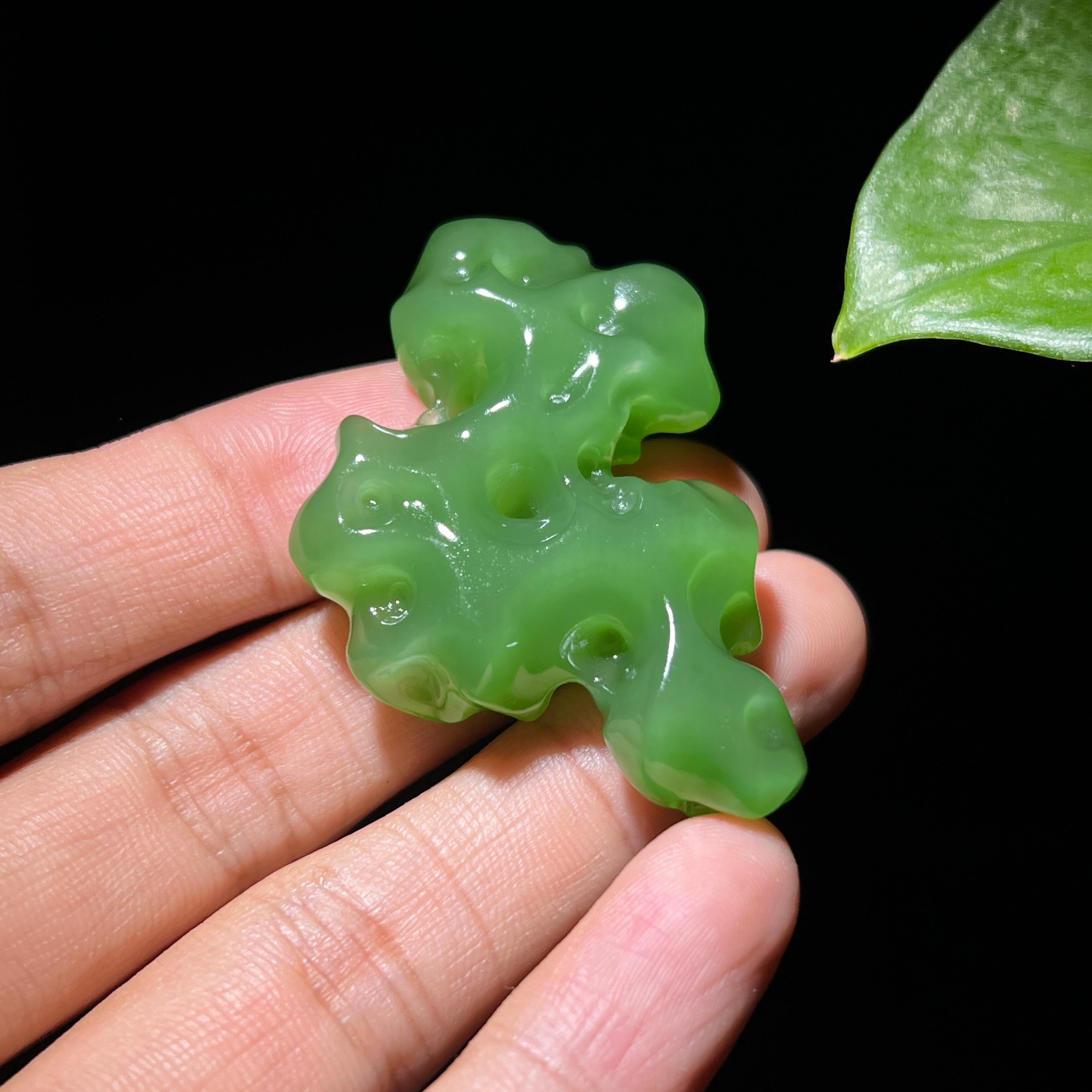 和田玉碧玉冰底苹果绿太湖石挂件（23.2g）