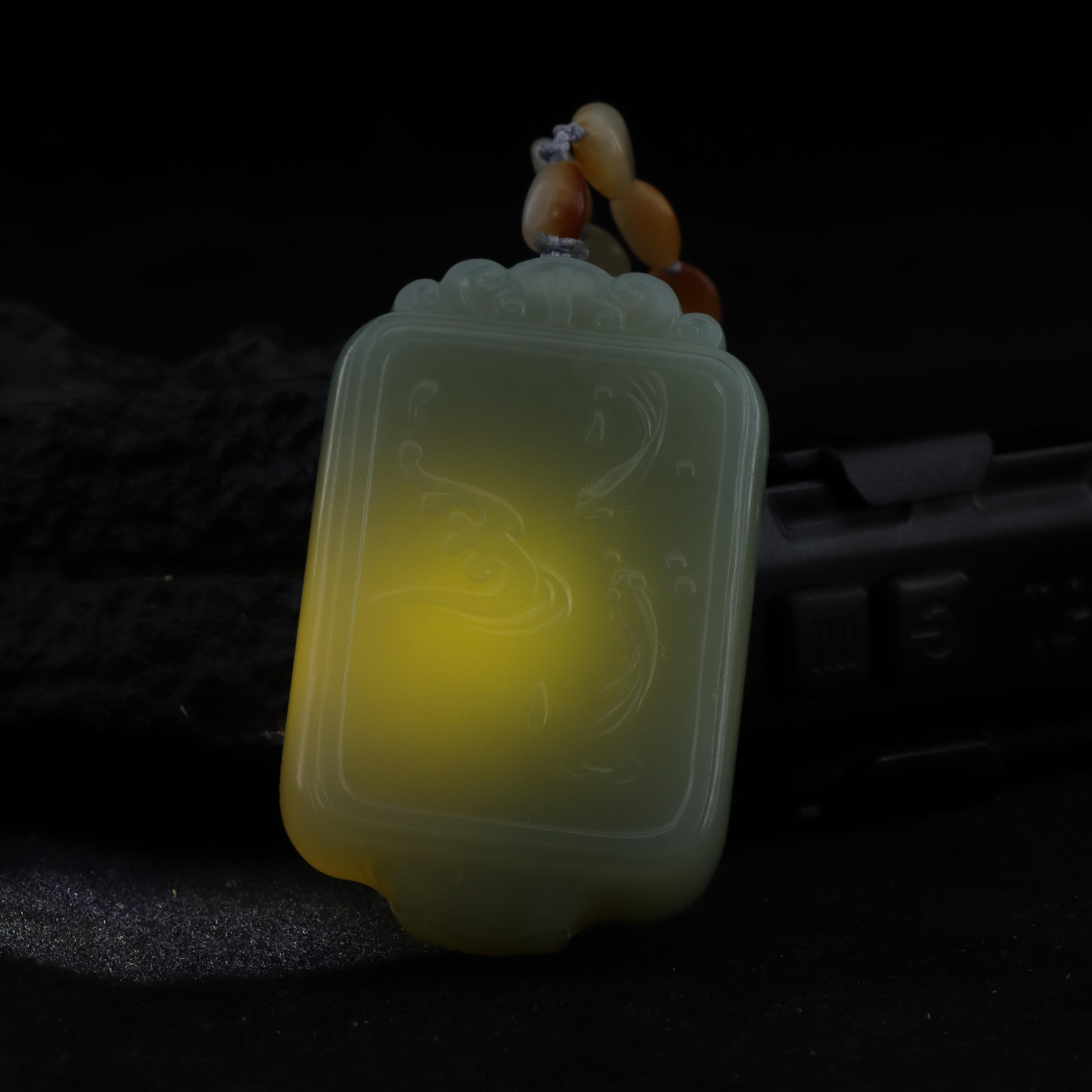 和田玉黄皮无事牌（66g）