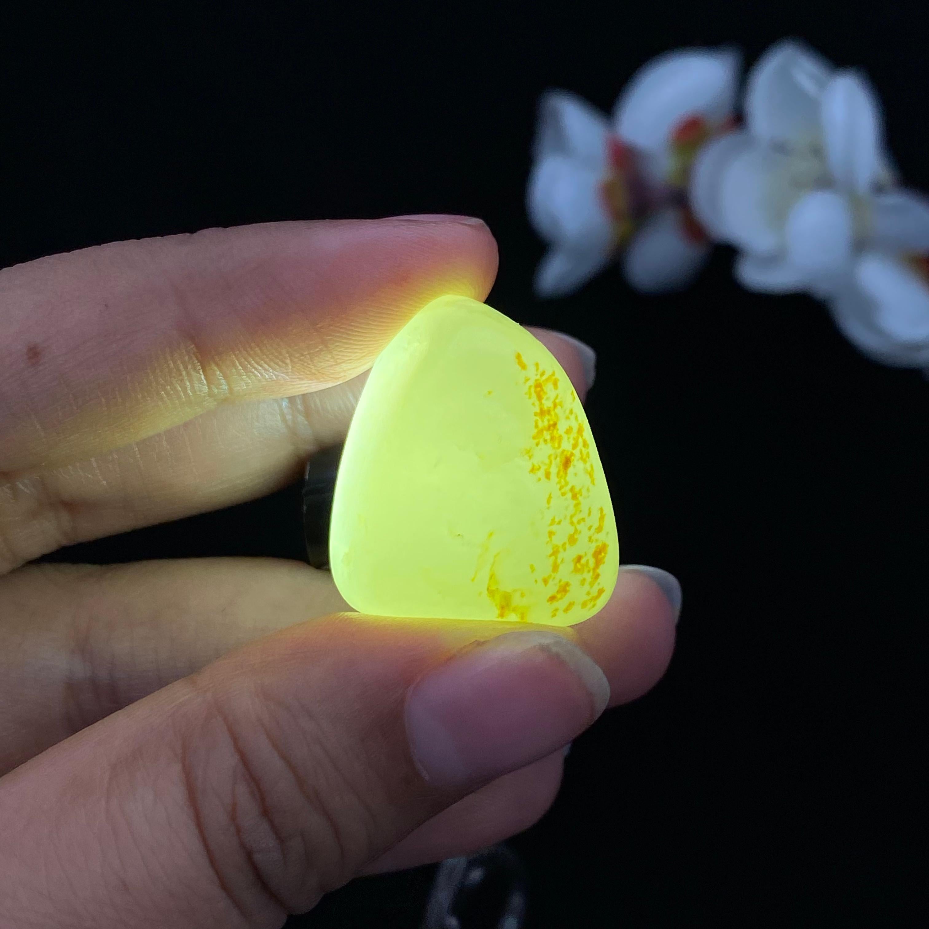【超值推荐】和田玉洒金皮籽料原石（15.4g）
