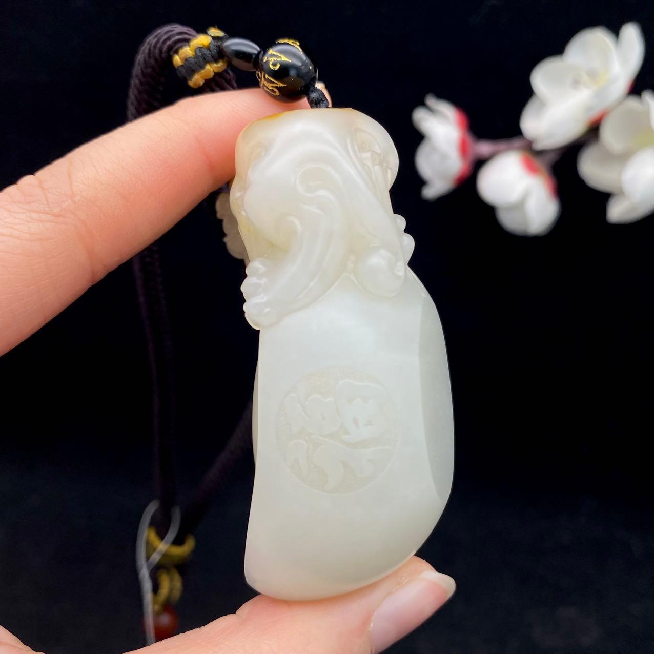 和田玉籽料【貔貅】手把件（101.6g）