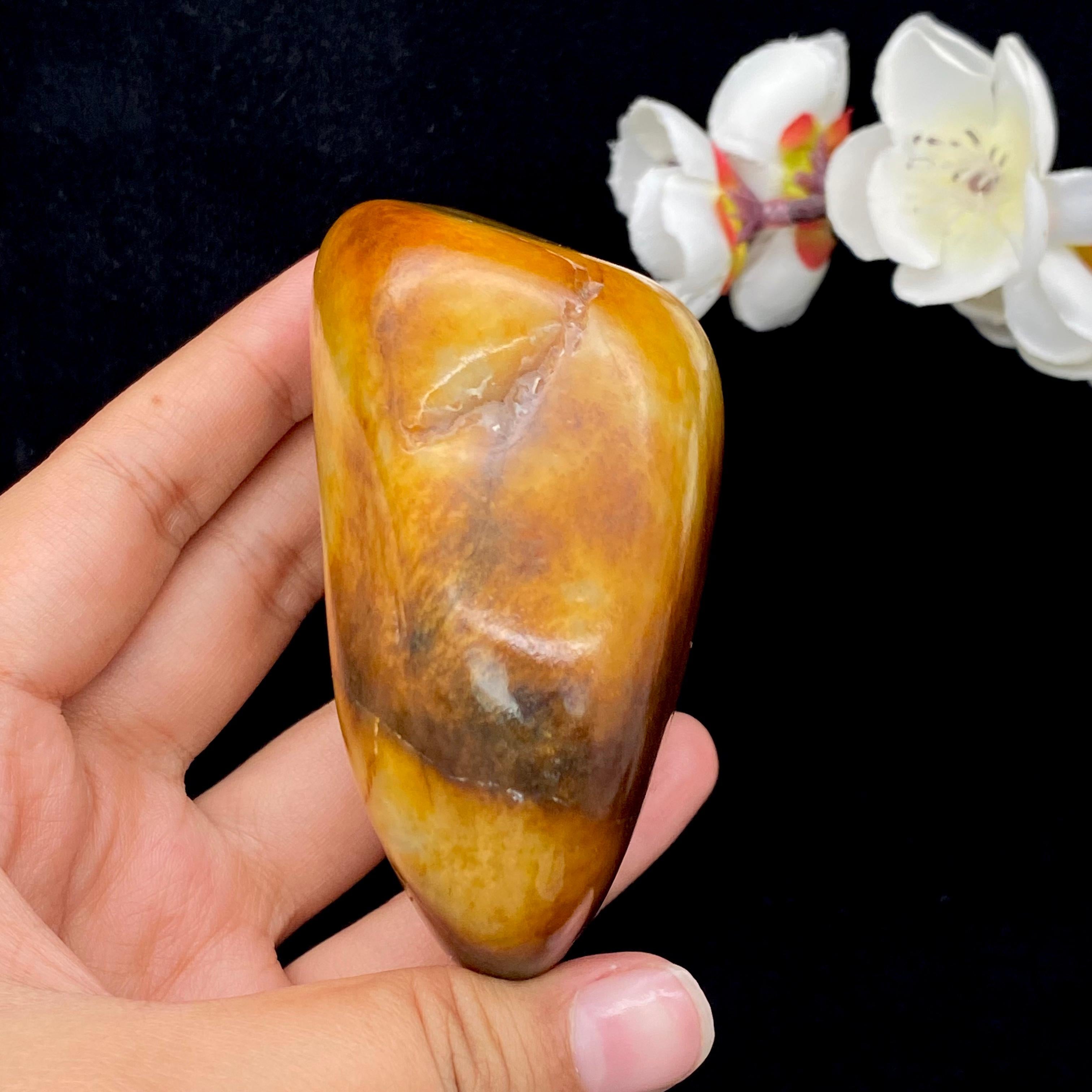 和田玉聚红皮籽料大手把件（345.3g）