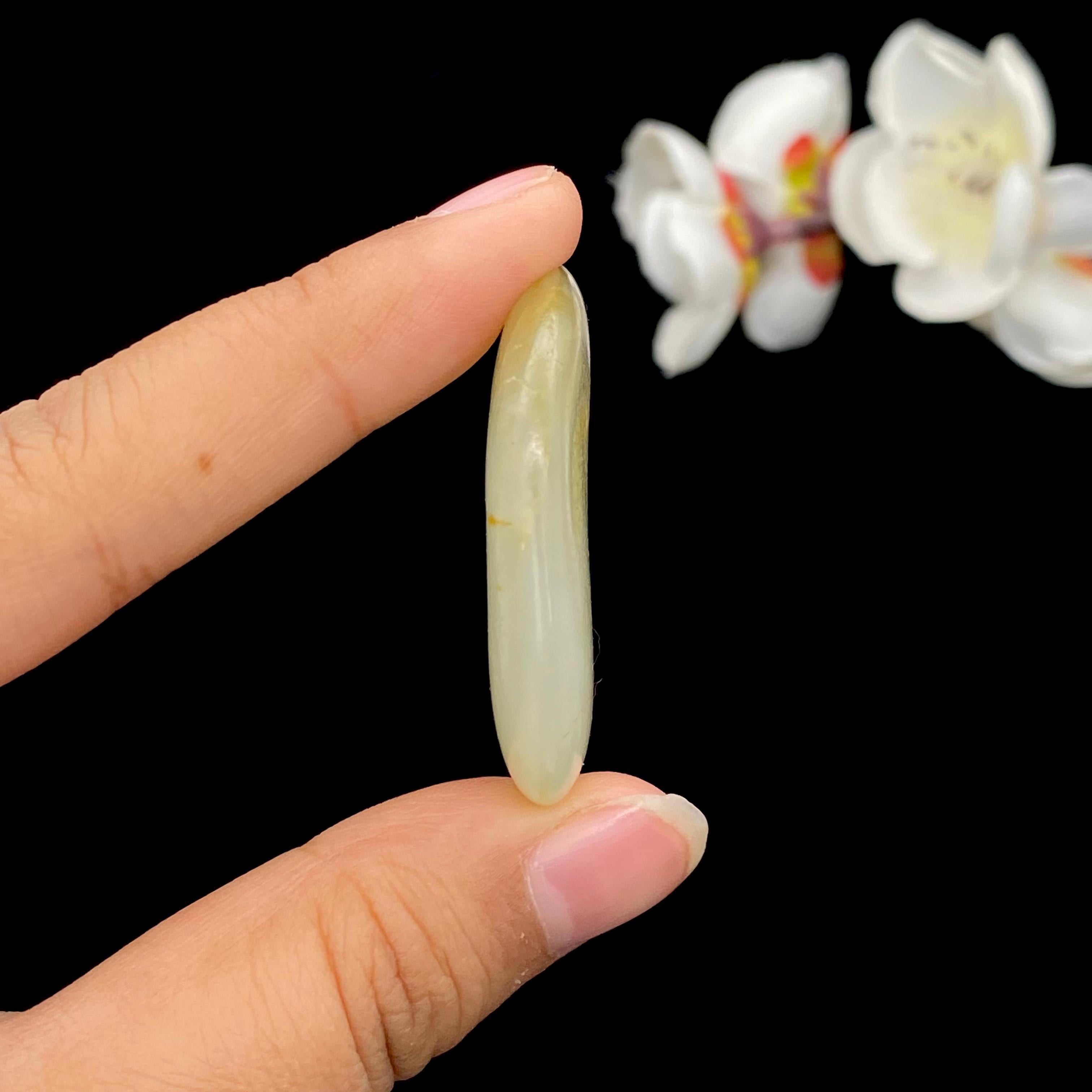 和田玉青白玉带黄皮籽料原石（20g）