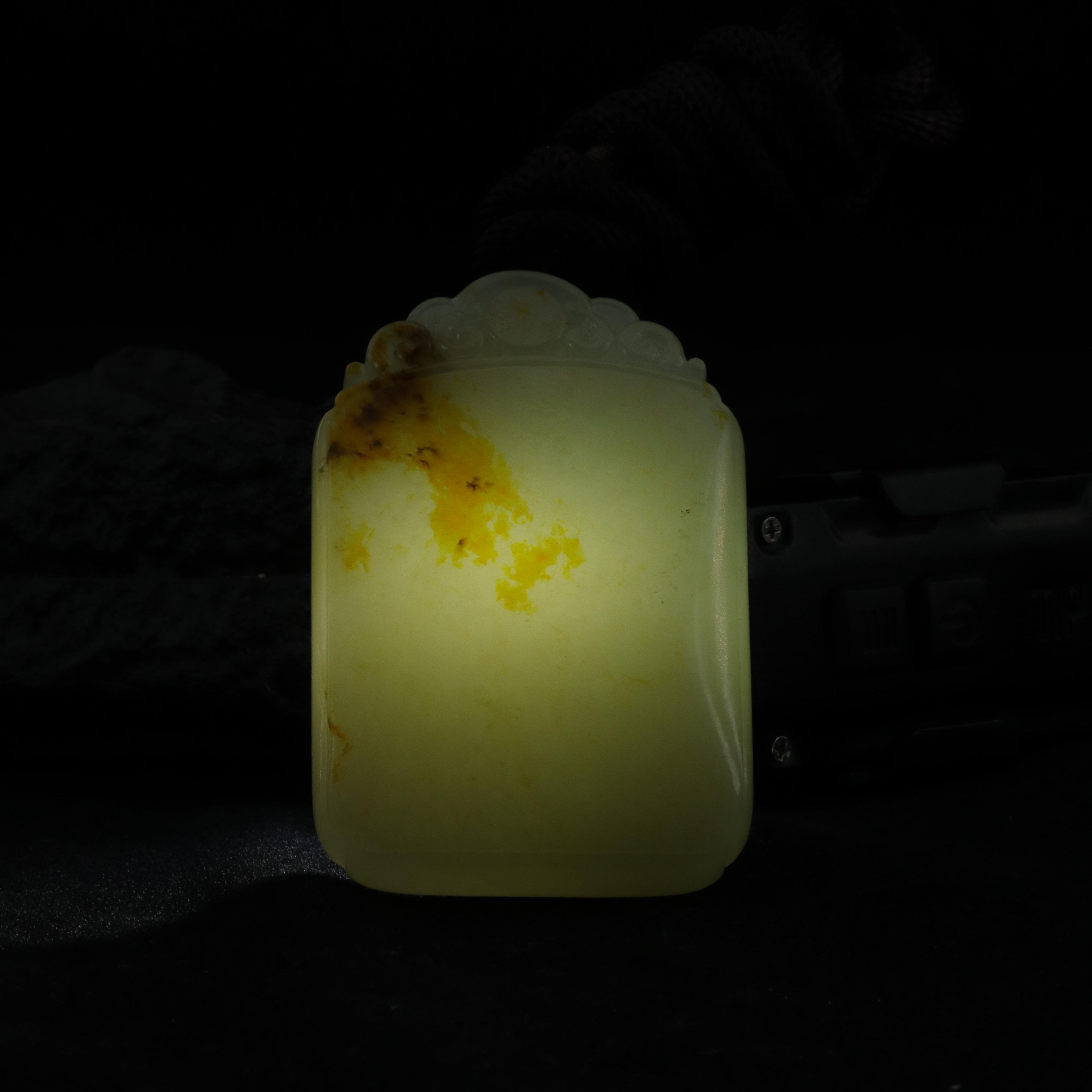 和田玉洒金皮无事牌（67.9g）