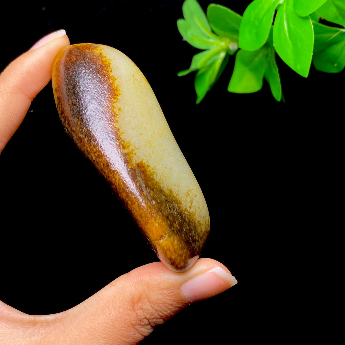 和田玉籽料秋梨皮白肉手把件（102.0g）