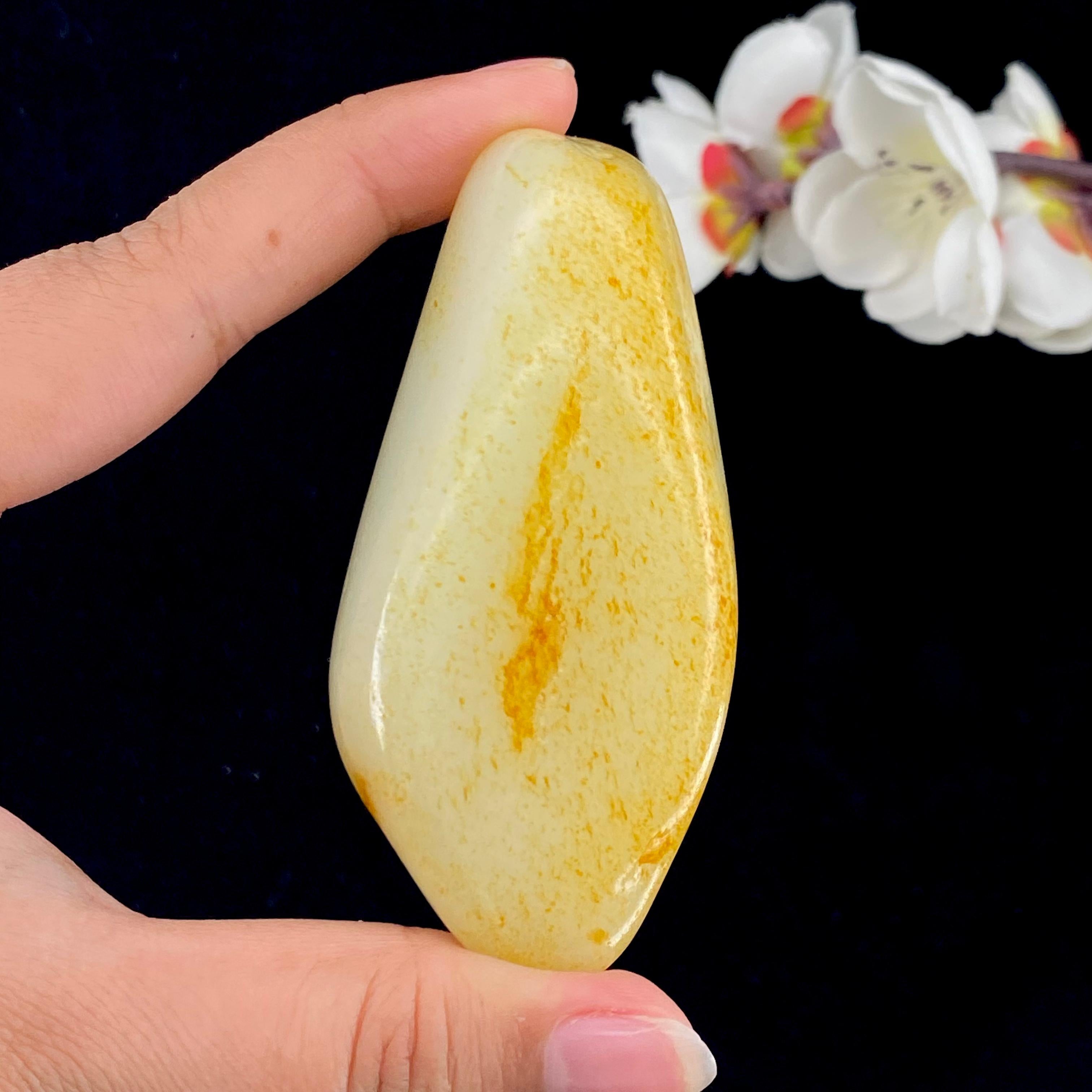 和田玉洒红皮籽料手把件（128.7g）