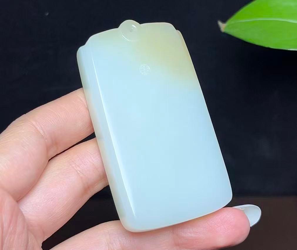 新疆和田玉且末料羊脂玉福字平安无事牌（87.3g）