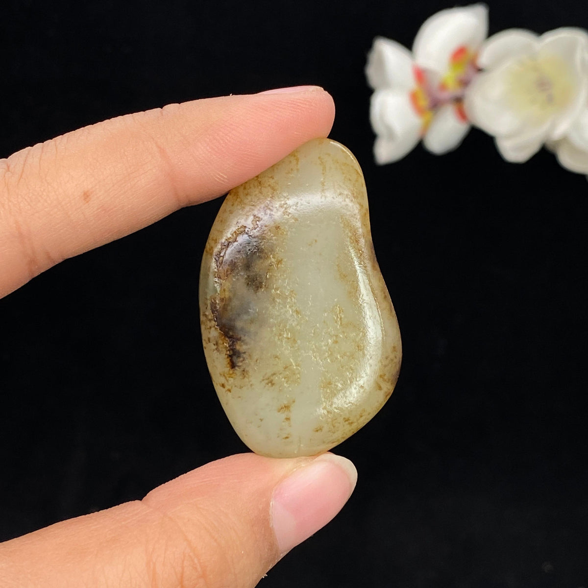 和田玉秋梨皮带翠籽料挂件（21.1g）