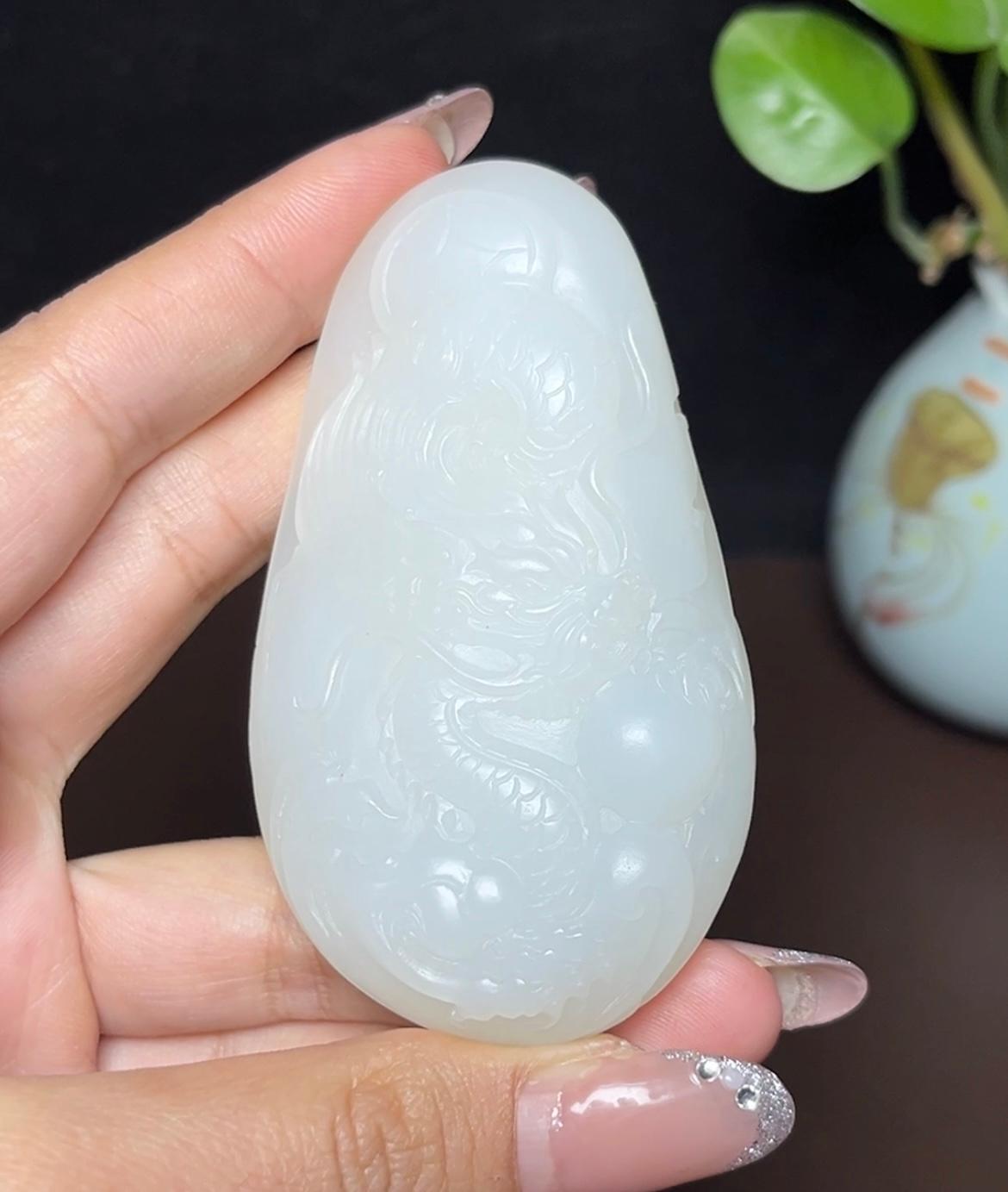 和田羊脂玉龙牌（102.3g） – 厚德载玉