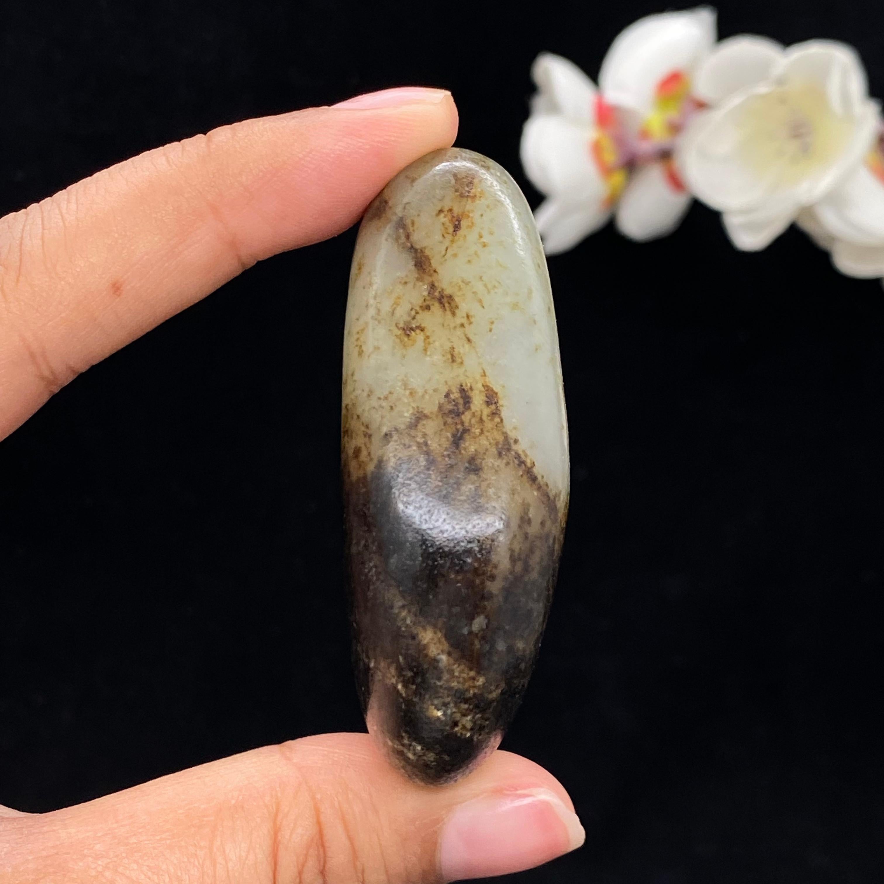 和田玉秋梨黑皮青花底籽料手把件（93.7g）