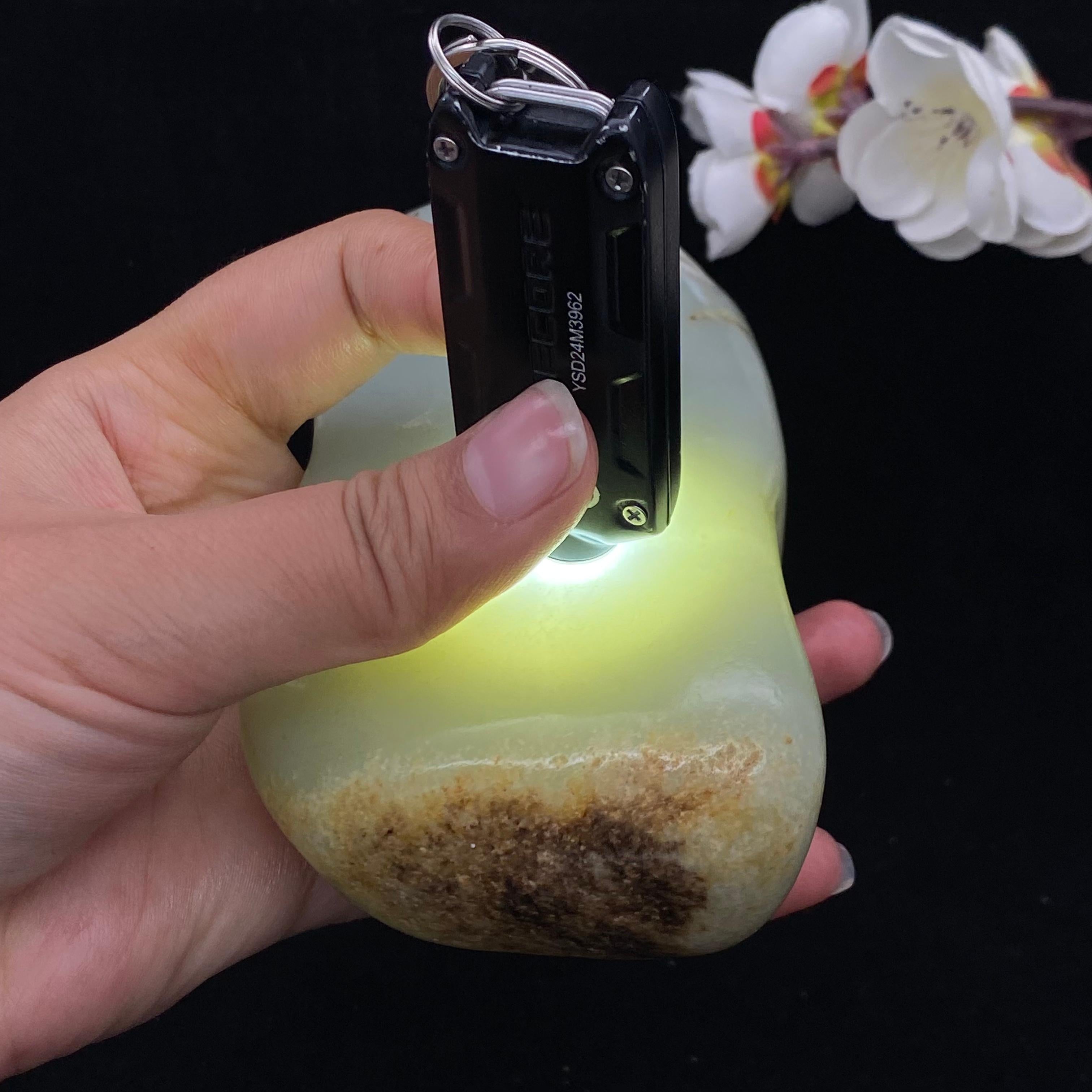 和田玉青白玉带洒金皮籽料（817.9g）