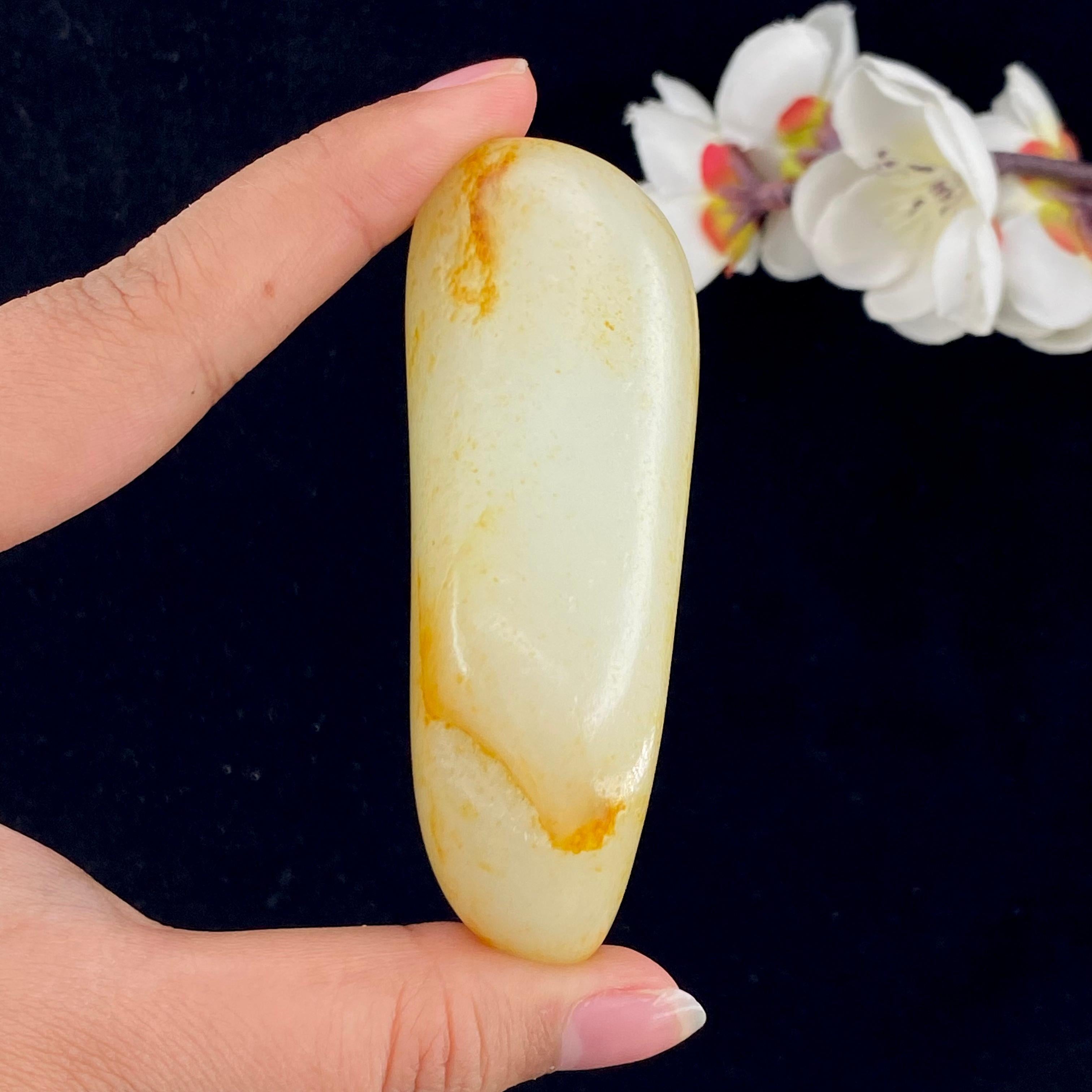 和田玉洒红皮籽料手把件（128.7g）