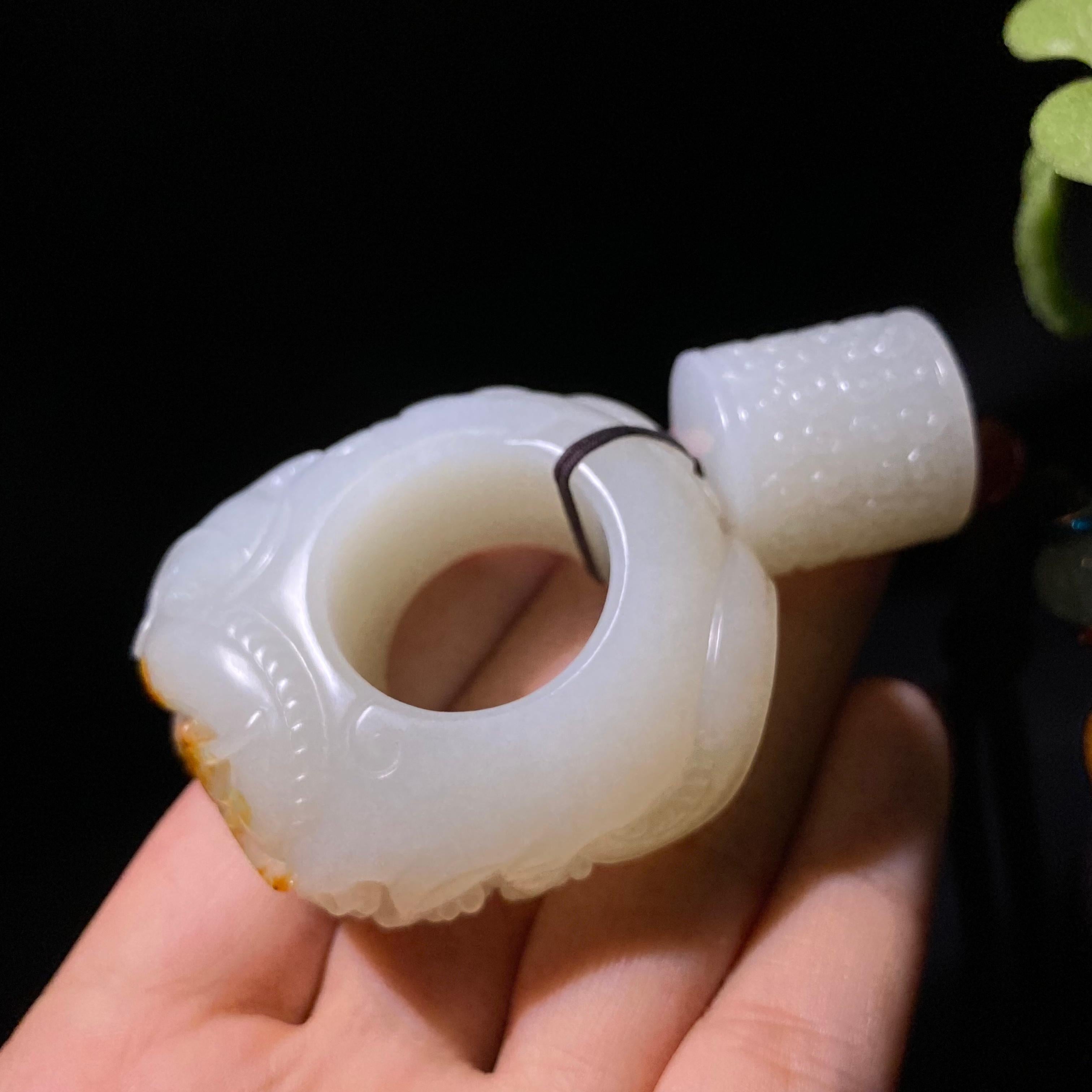 和田籽料龙扳指手把件（90.0g）