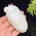 和田玉羊脂白玉带翠弥勒佛手把件（249.0g）