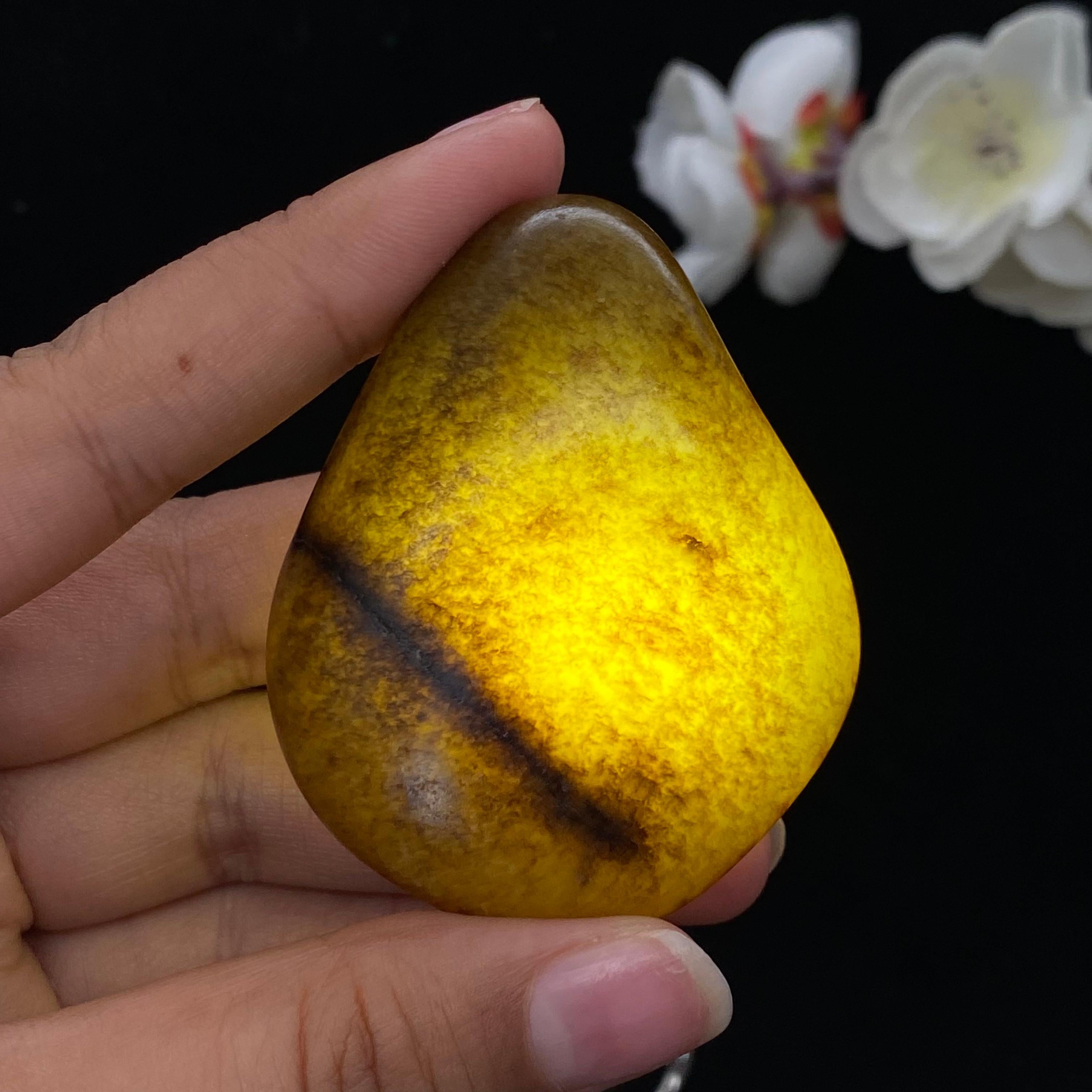 和田玉秋梨皮籽料大挂件（65.8g）