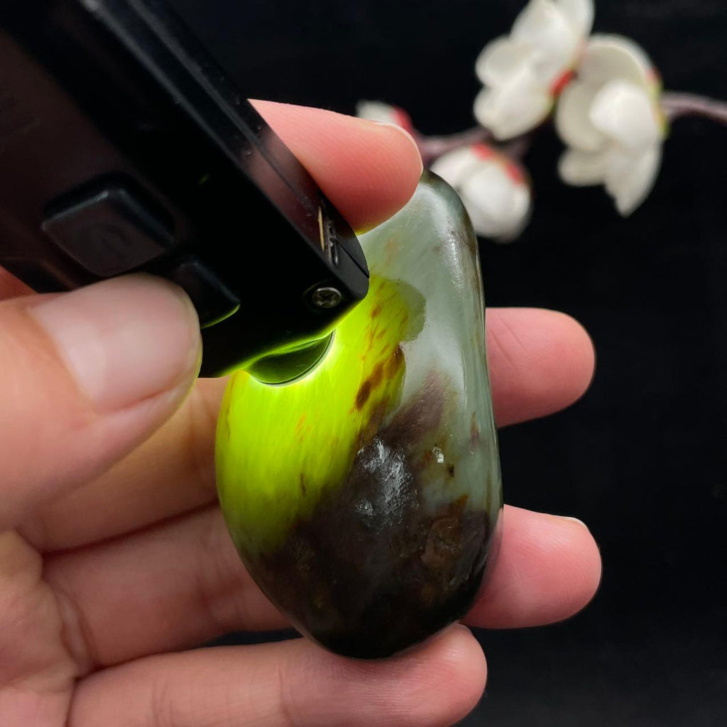 和田玉沙枣青带猫眼籽料（56.3g）