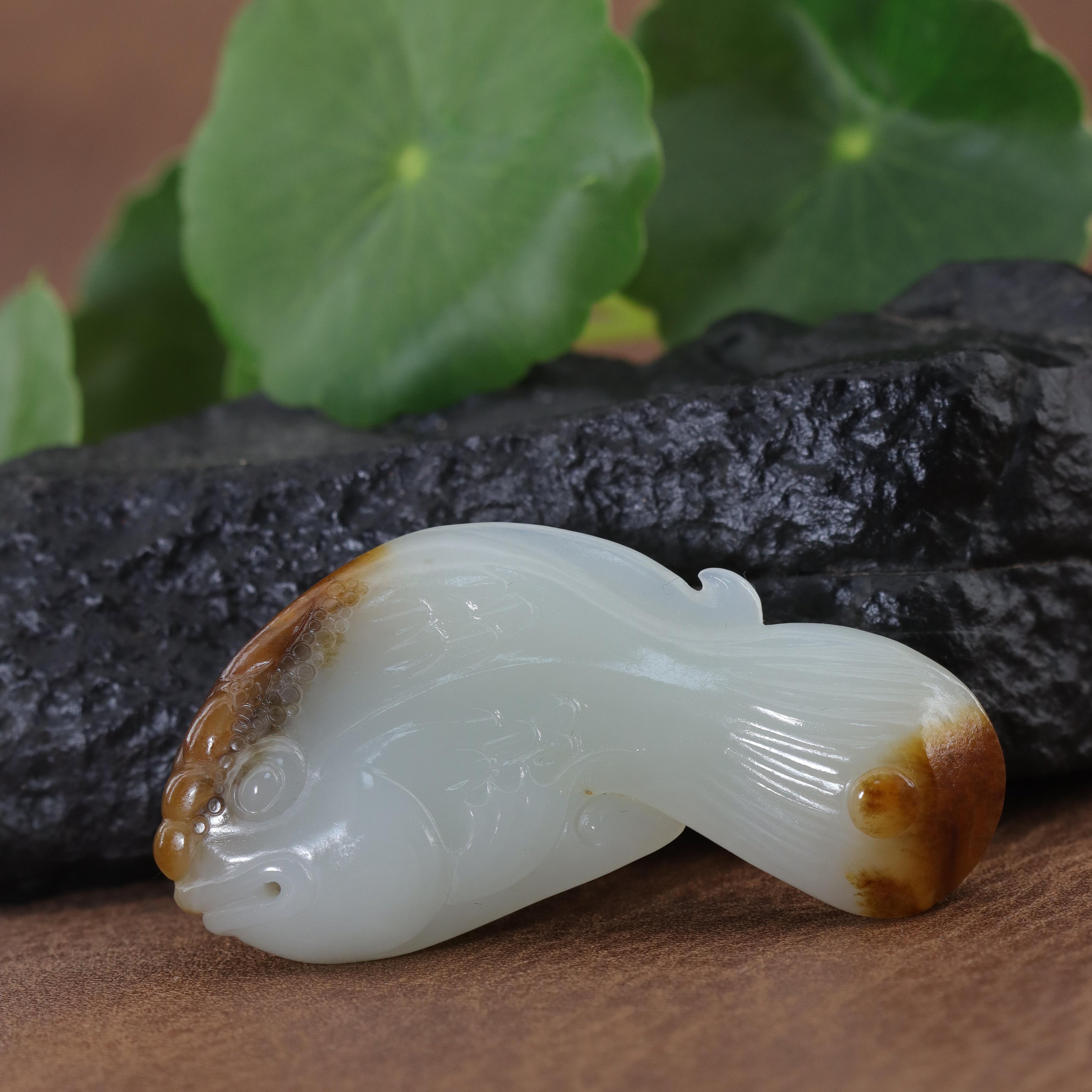 和田玉籽料带红皮巧雕鱼形挂坠（28.4g）