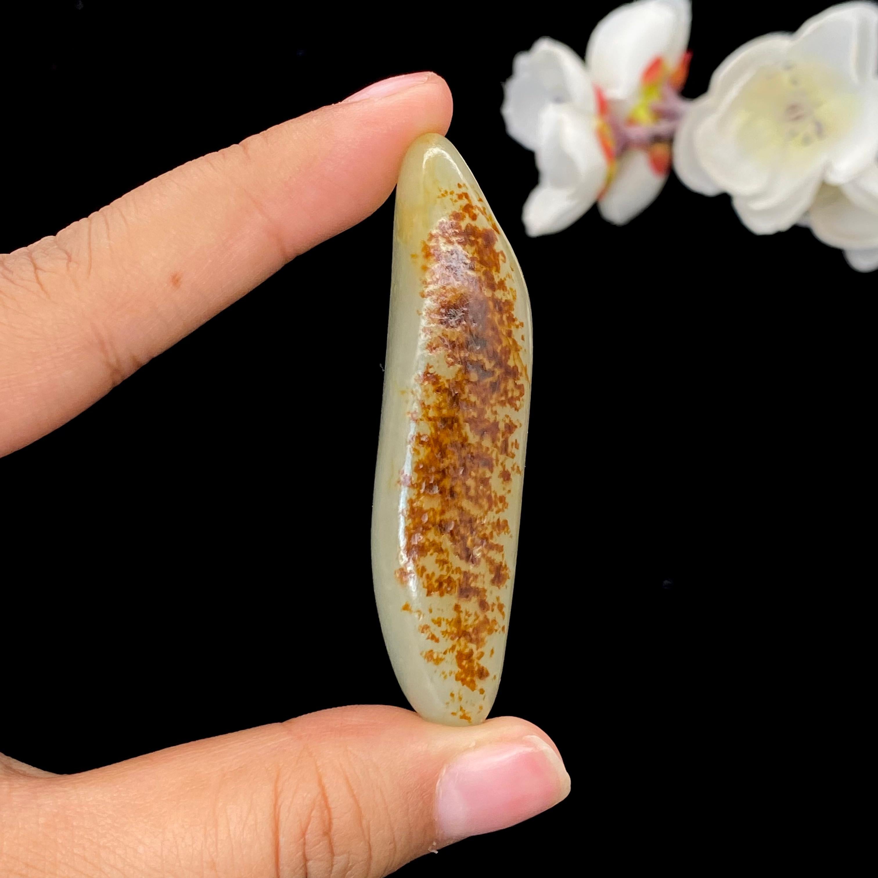 何和田玉洒红皮籽料（39.6g）