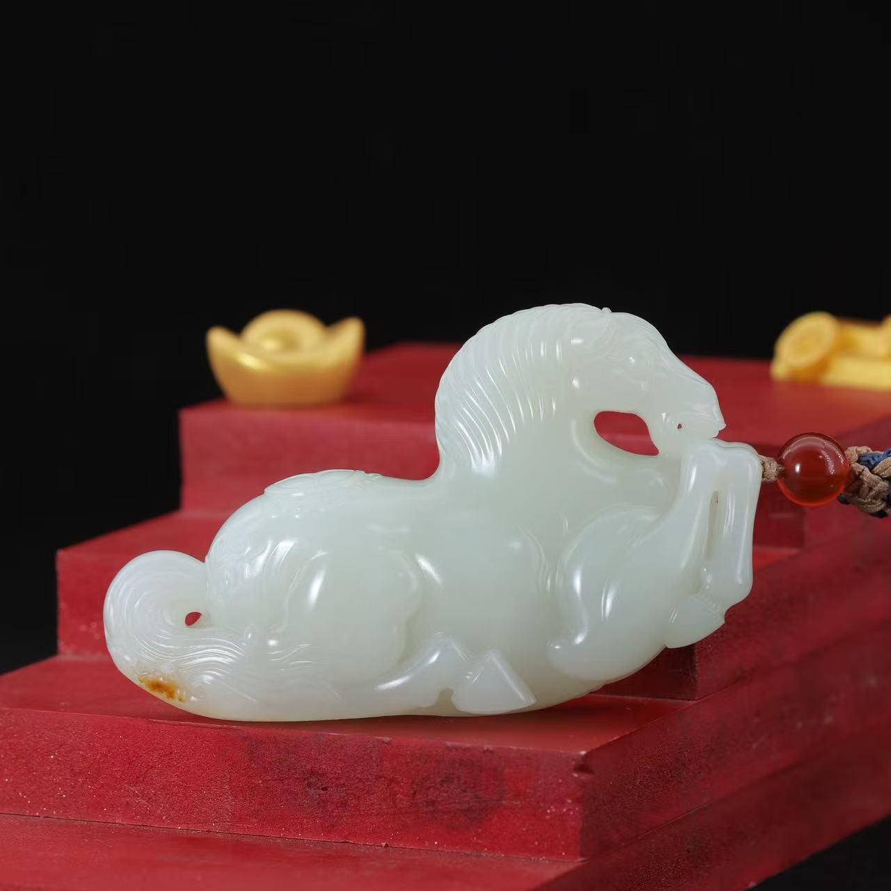 收藏级和田玉白玉带皮籽料卧马手把件（146.8g）