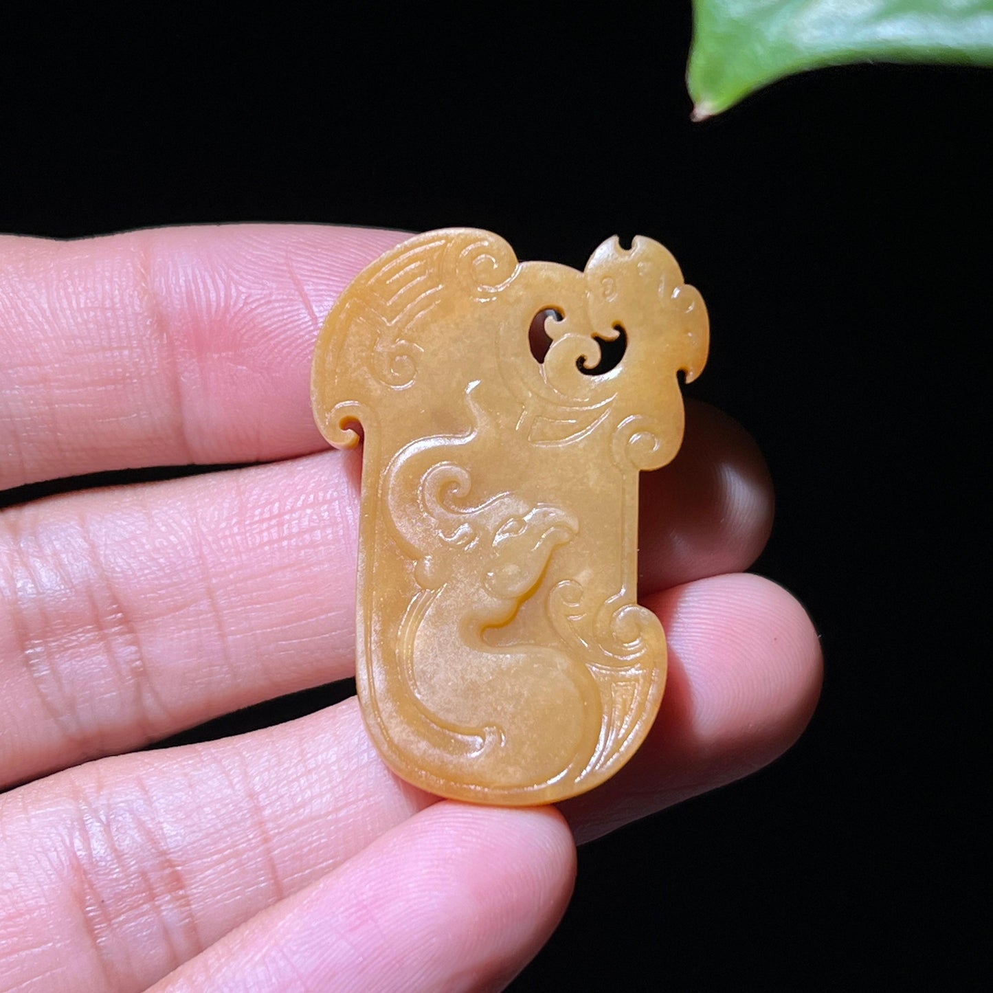 和田玉籽料黄沁府上有龙挂件（10.1g）