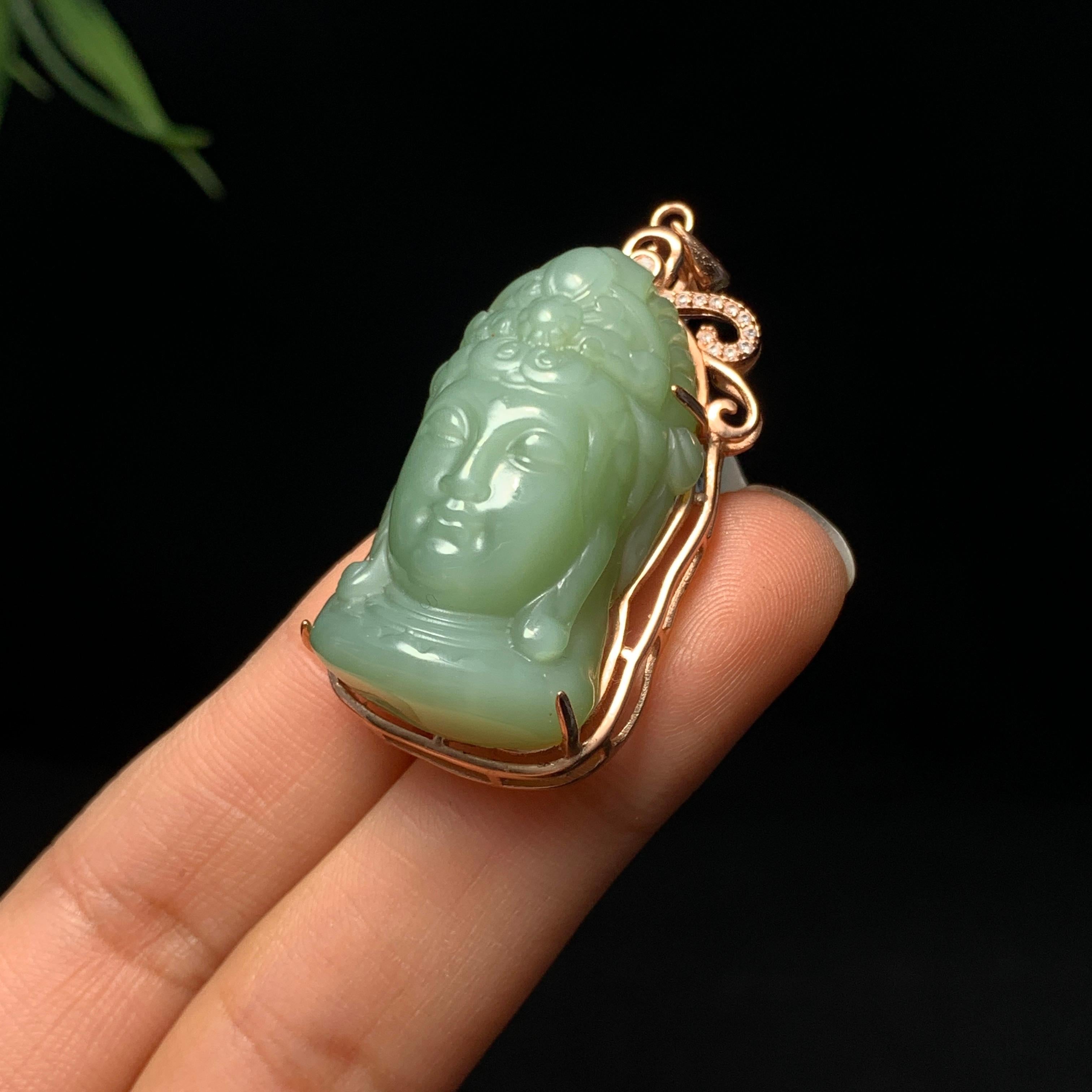 精品和田碧玉彩金镶嵌粉青观音头挂件（14.2g）