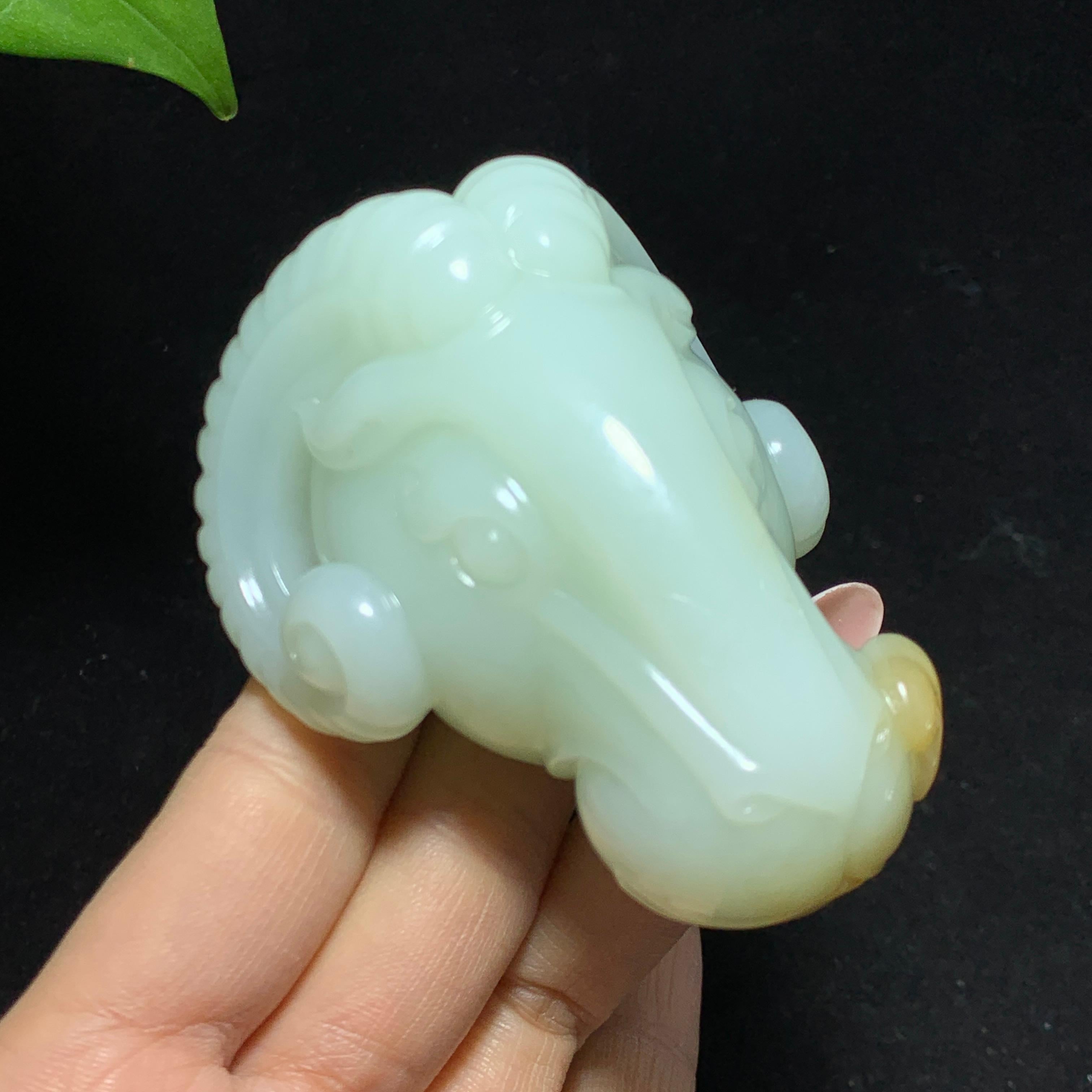 收藏级新疆且末金山矿糖白玉羊羊如意手把件（223.0g）