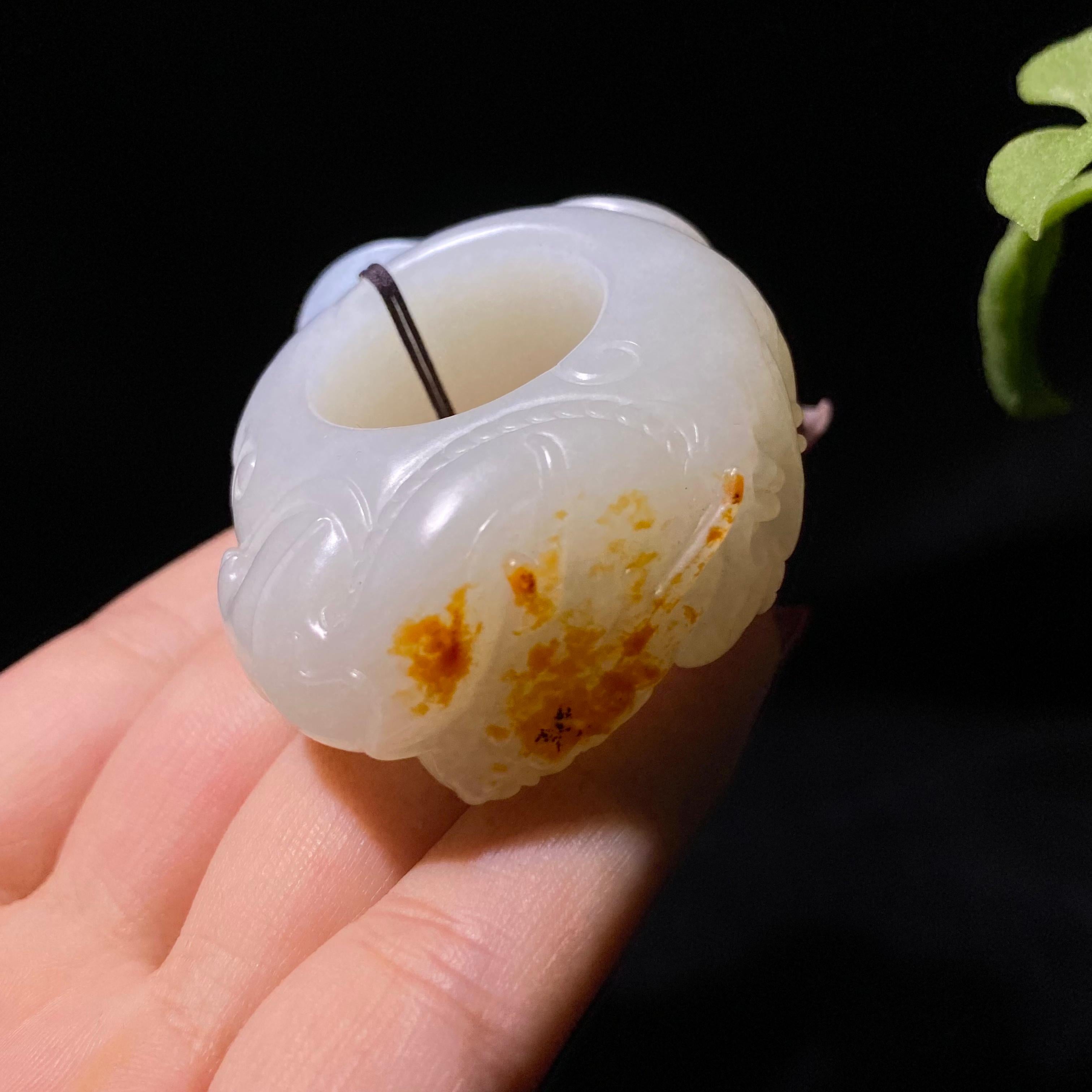 和田籽料龙扳指手把件（90.0g）