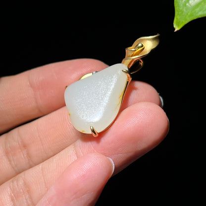 和田玉籽料红皮羊脂白玉原石18k金镶挂件（9.6g）