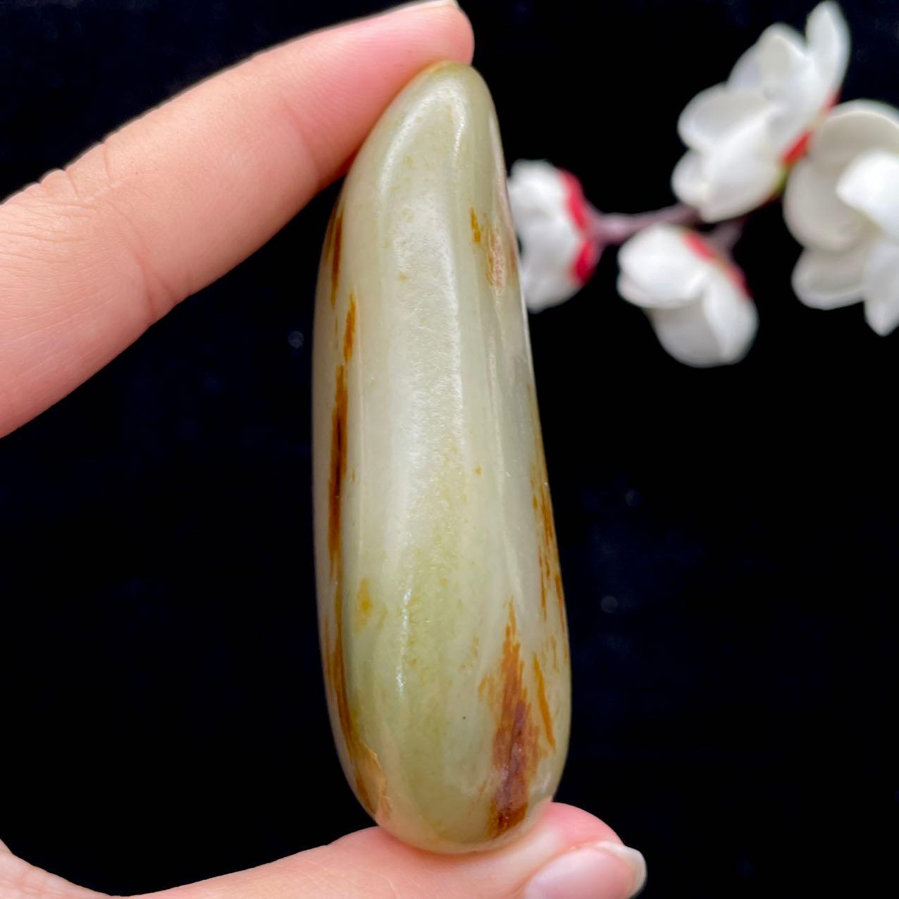 和田玉洒红皮带翠籽料（92.6g）