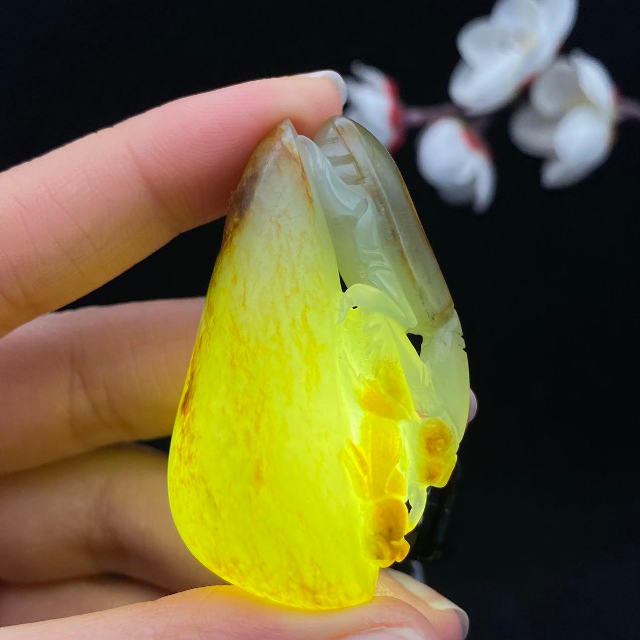 和田玉籽料【螳螂捕蝉 黄雀在后】（37.8g）