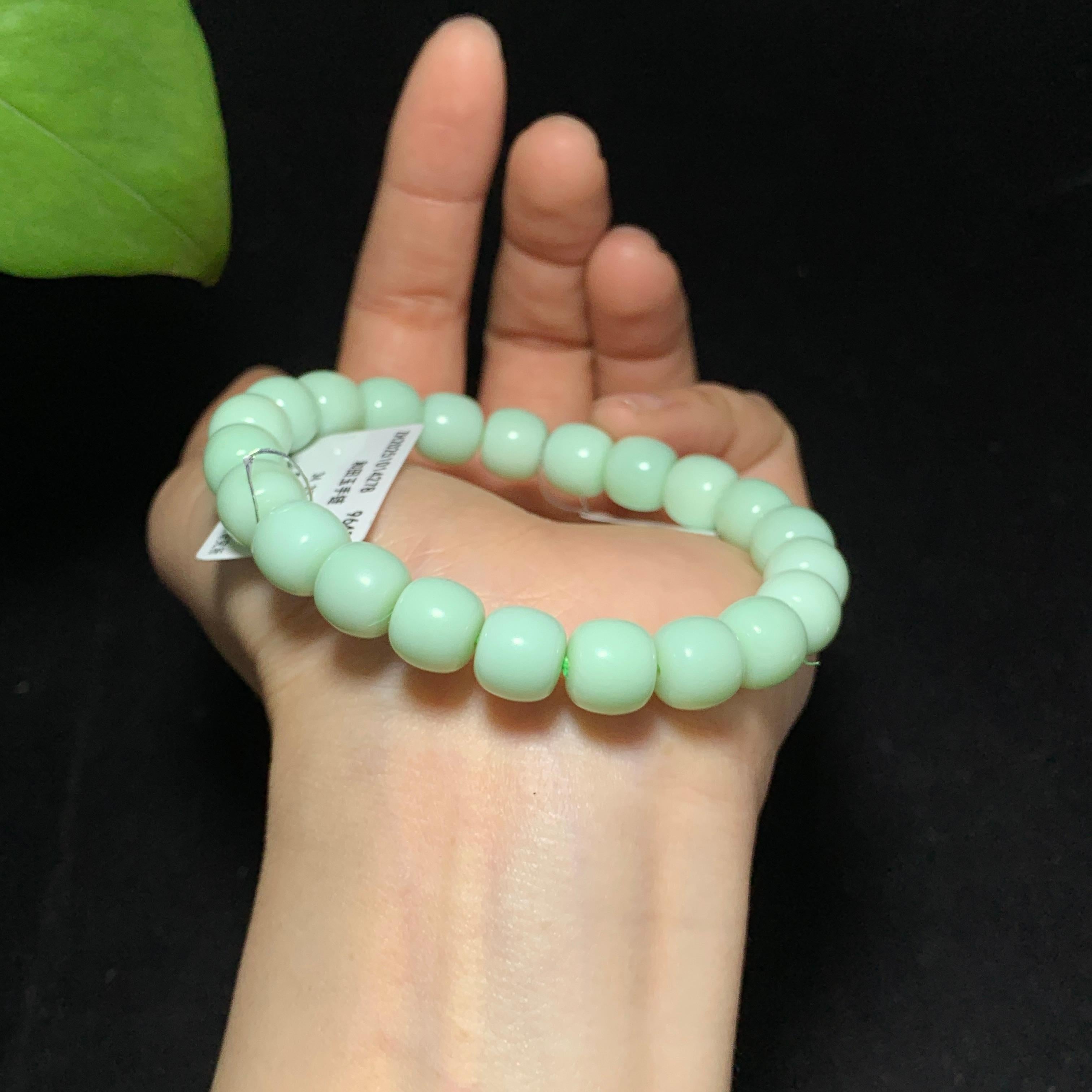 高品质且末碧玉黑羊洞薄荷奶绿老型珠手串（34.7g）