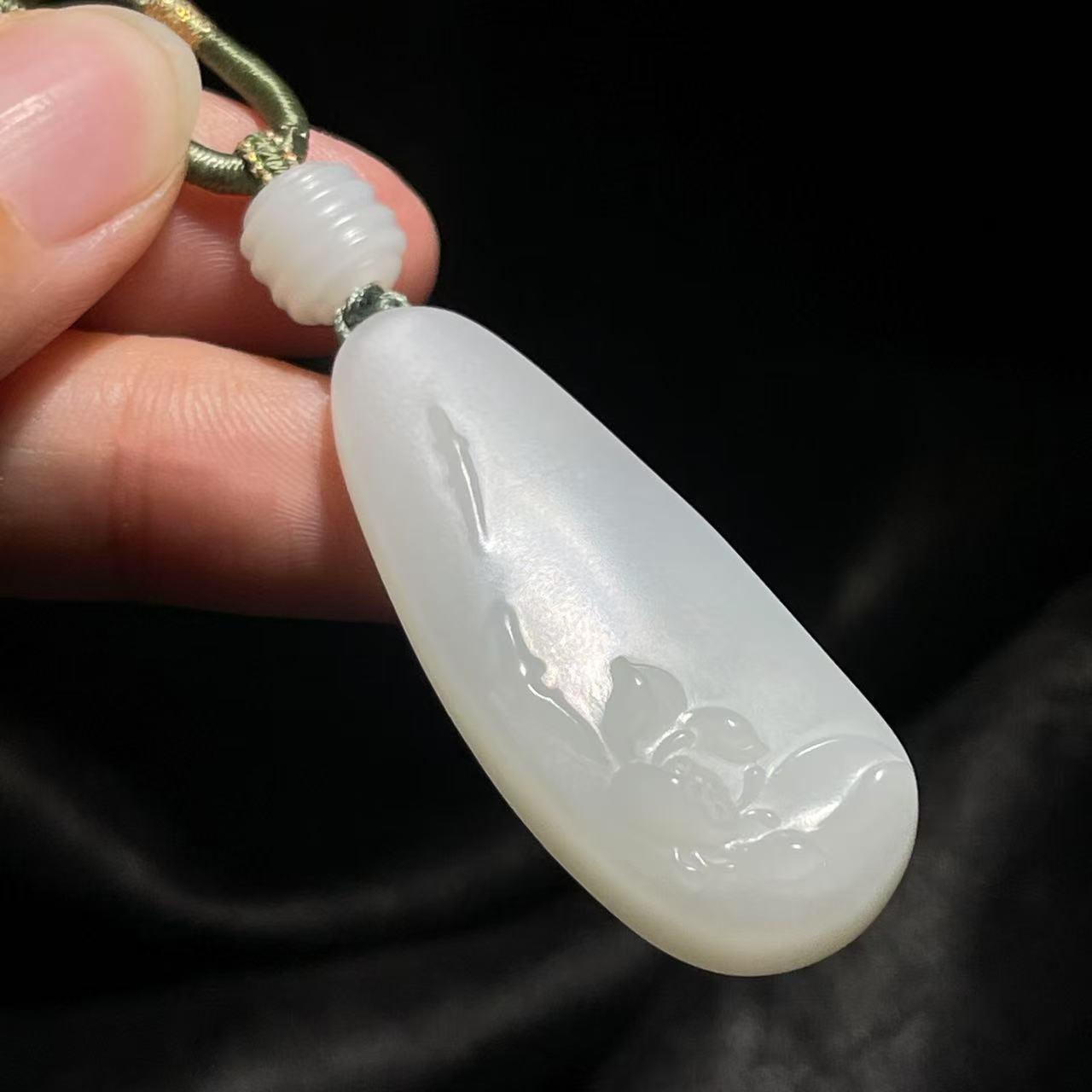 和田玉且末米达料莲花牌（12.7g）