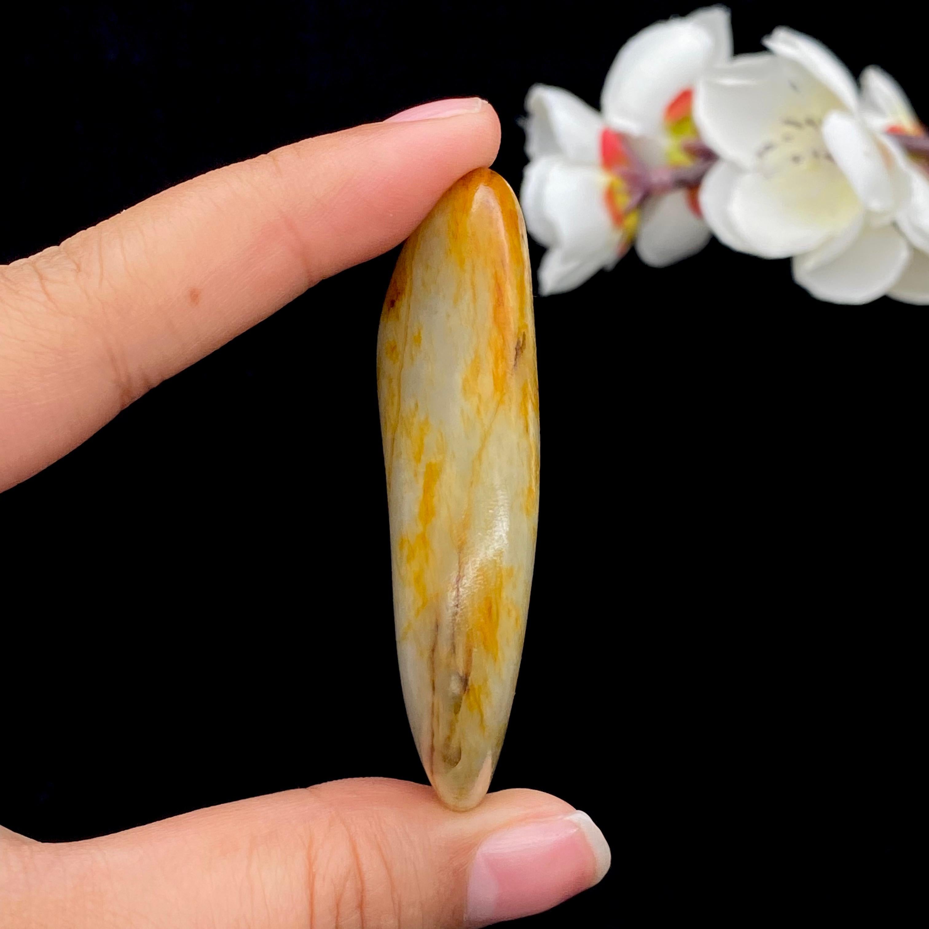 和田玉黄皮青花底籽料手把件（53.5g） – 厚德载玉