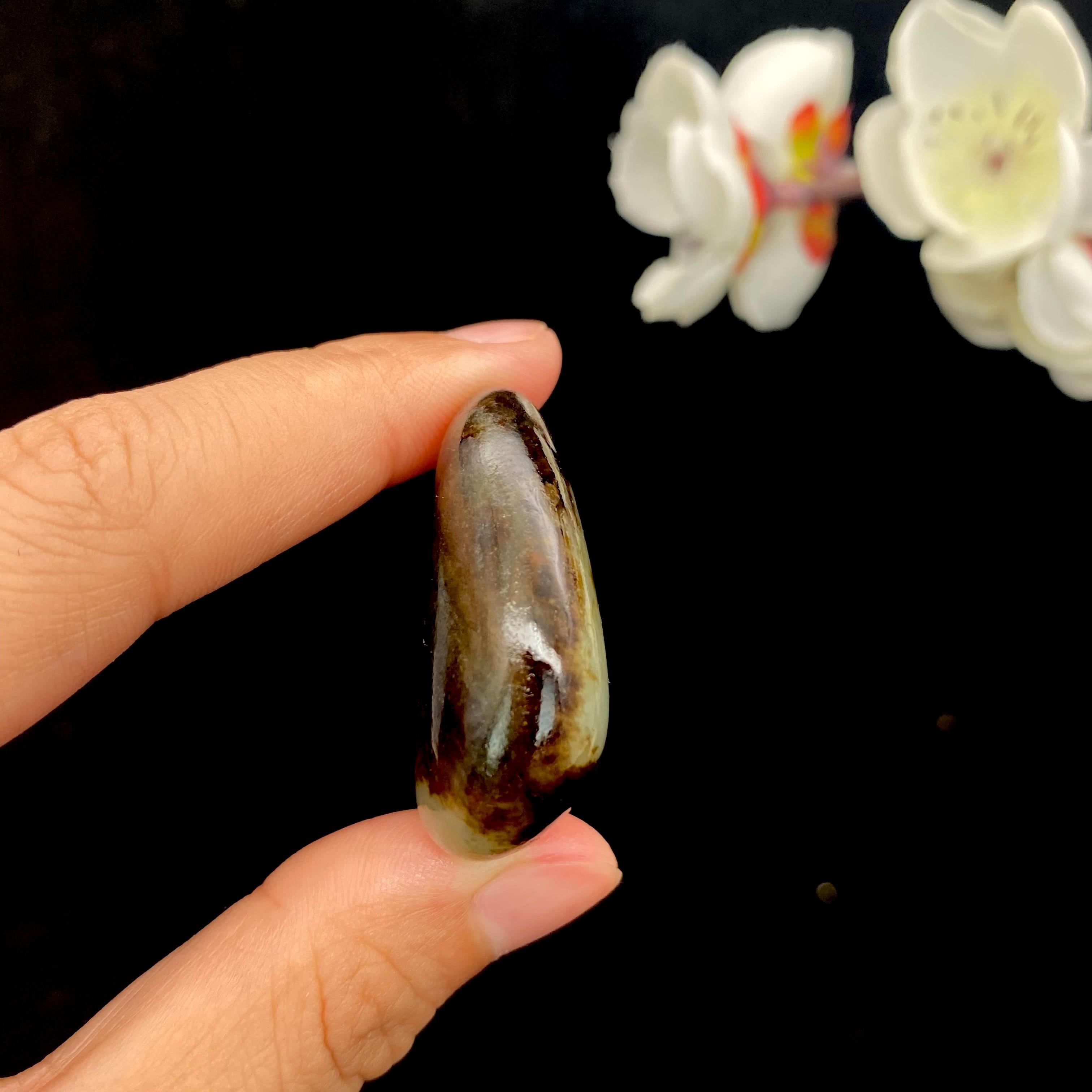 和田玉聚黑皮籽料原石（25g）