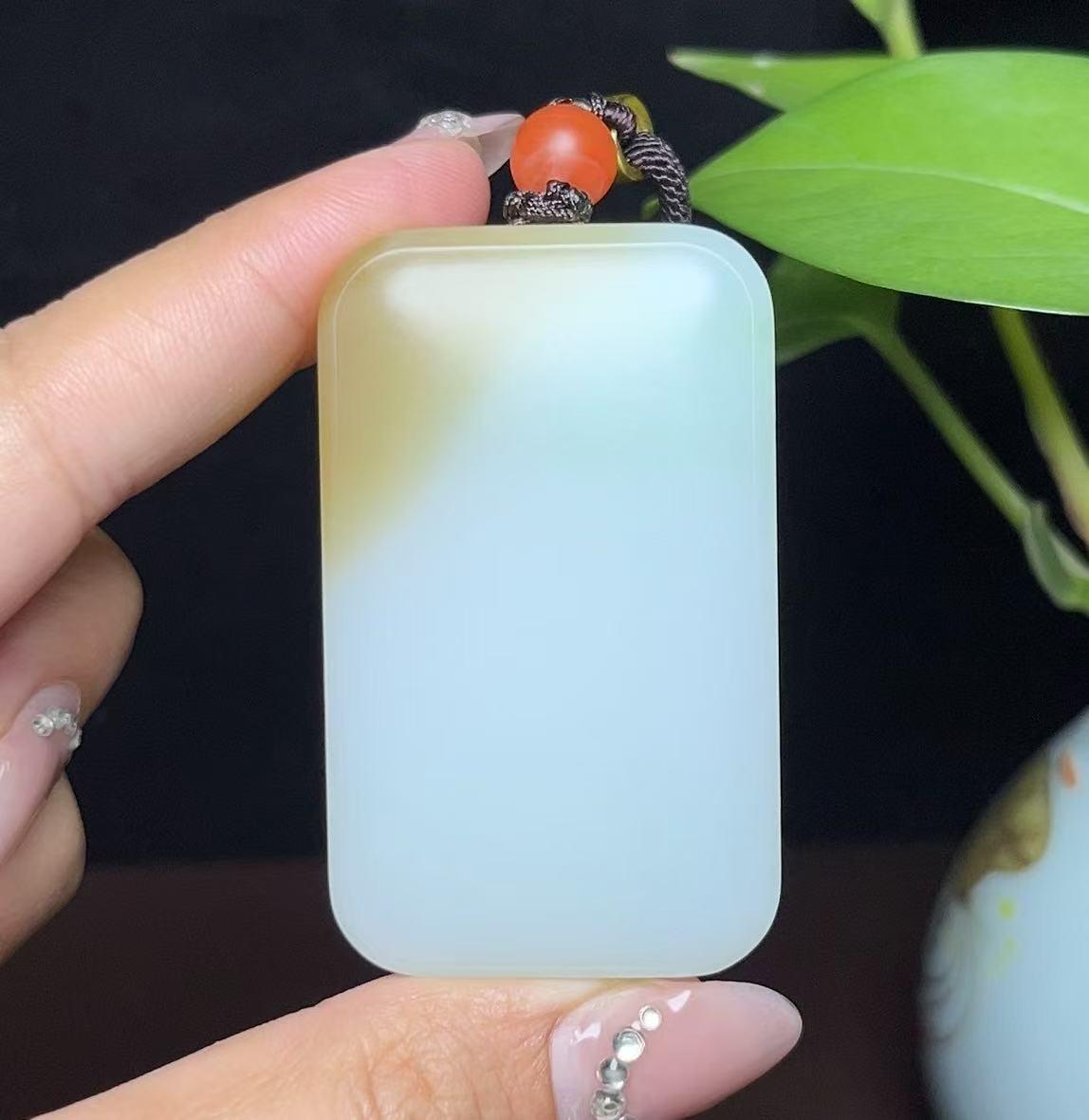 新疆和田玉特色三色且末糖带翠羊脂玉平安无事牌（63.6g）