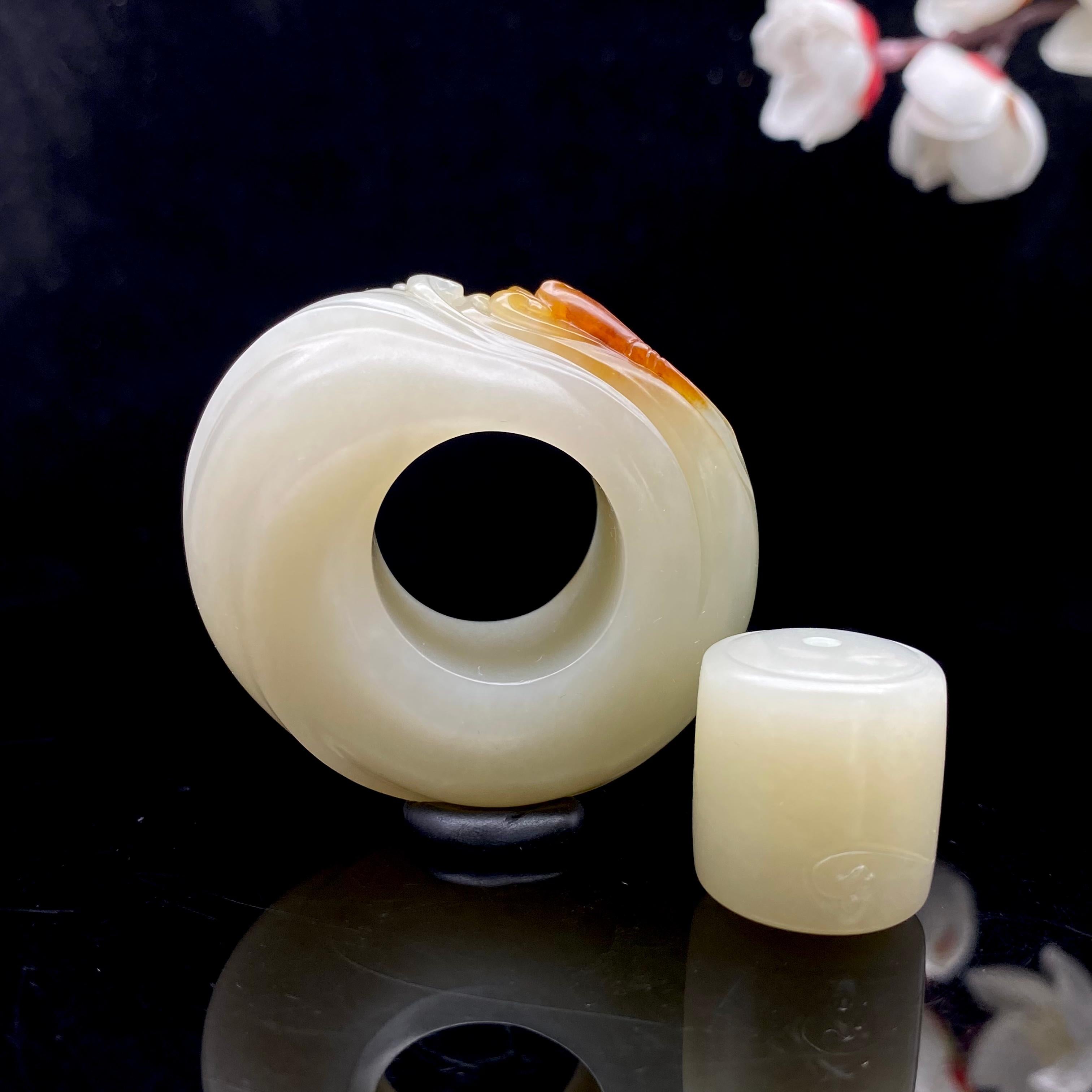 和田玉白玉籽料带翠【连年有余】扳指（72.3g）