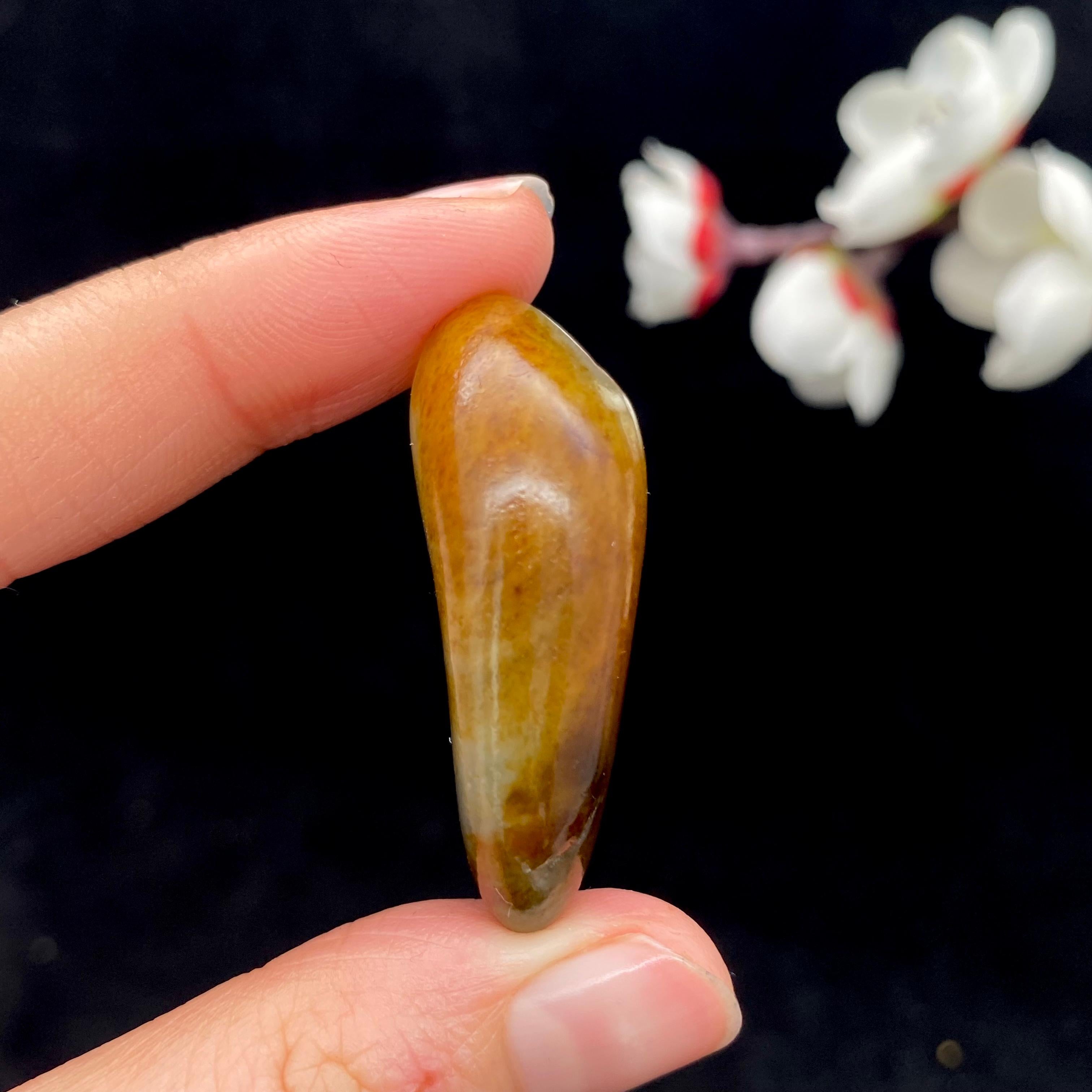 和田玉聚黄皮青花底籽料挂件（19.8g）