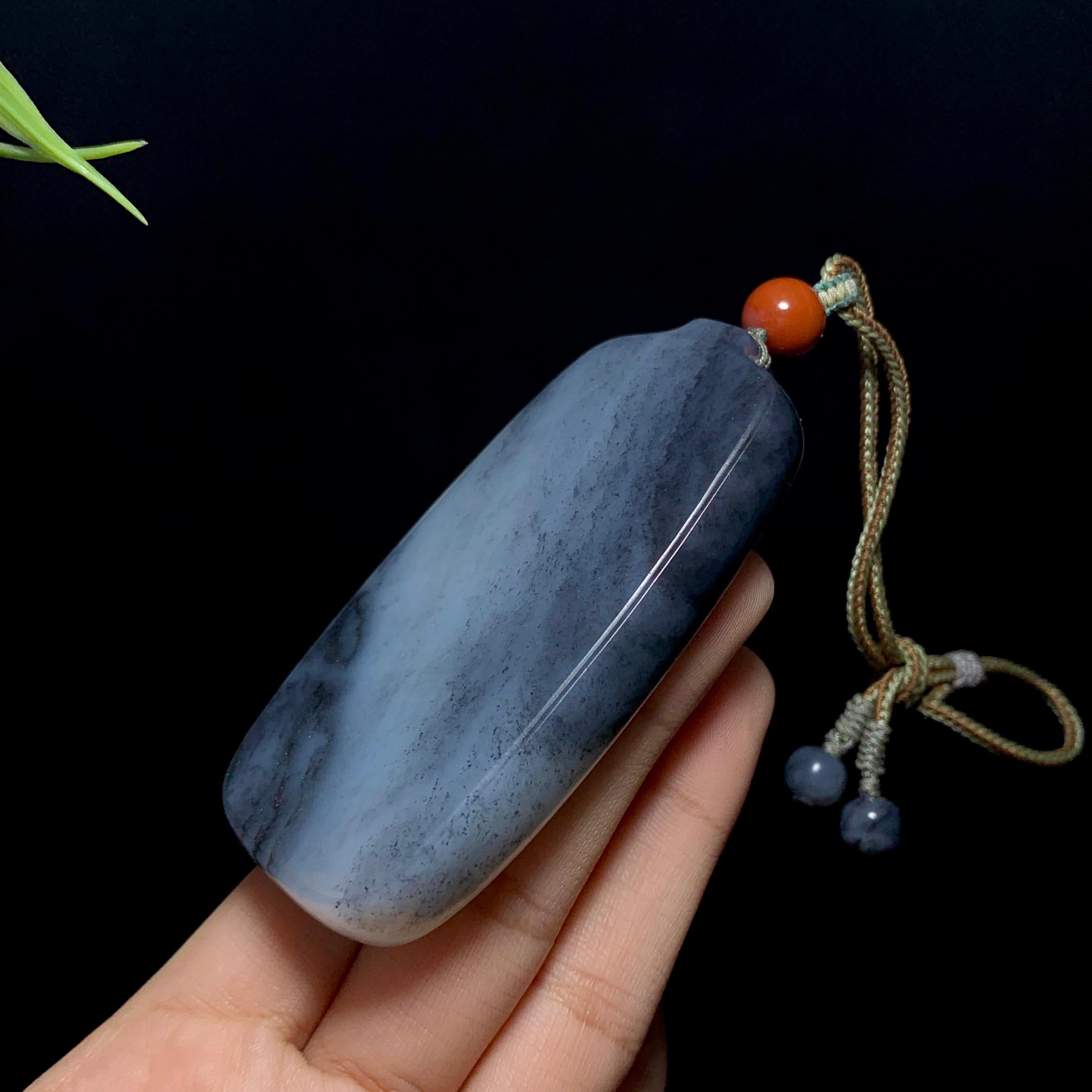 和田玉籽料青花无事牌（88.8g） – 厚德载玉