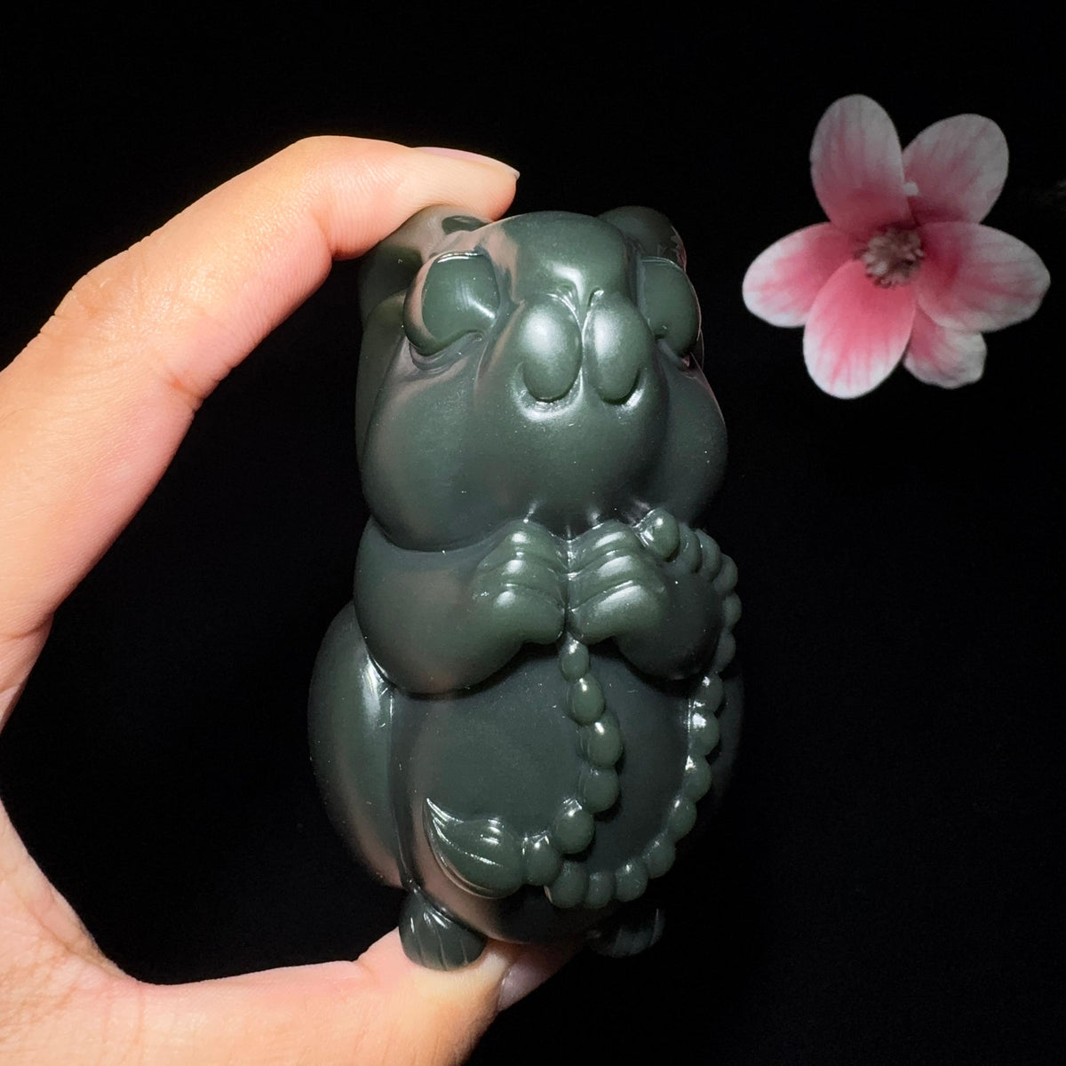 和田玉沙枣青兔子手把件（264.5g）