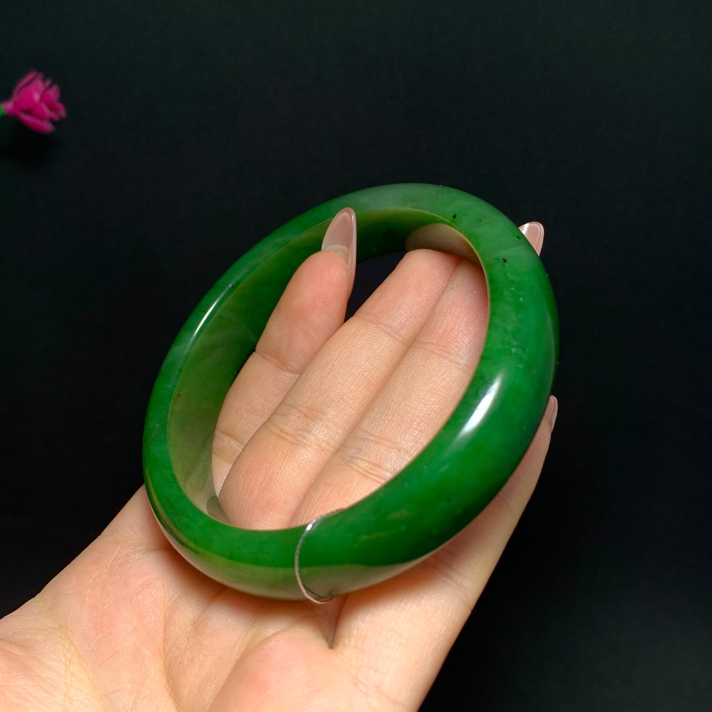 收藏级和田玉碧玉阳绿手镯（67.7g）