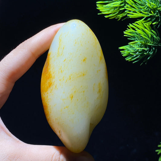 和田玉洒金皮籽料原石（182g）