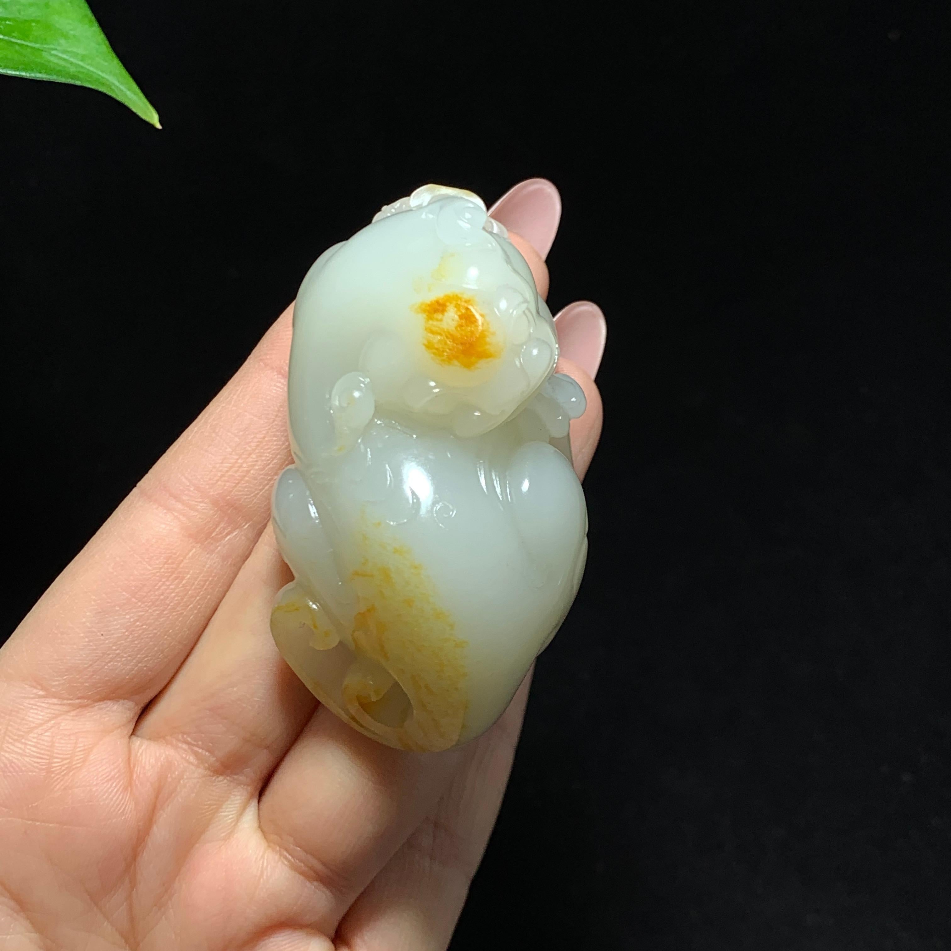和田籽料洒金皮白玉貔貅回头手把件（100.0g）
