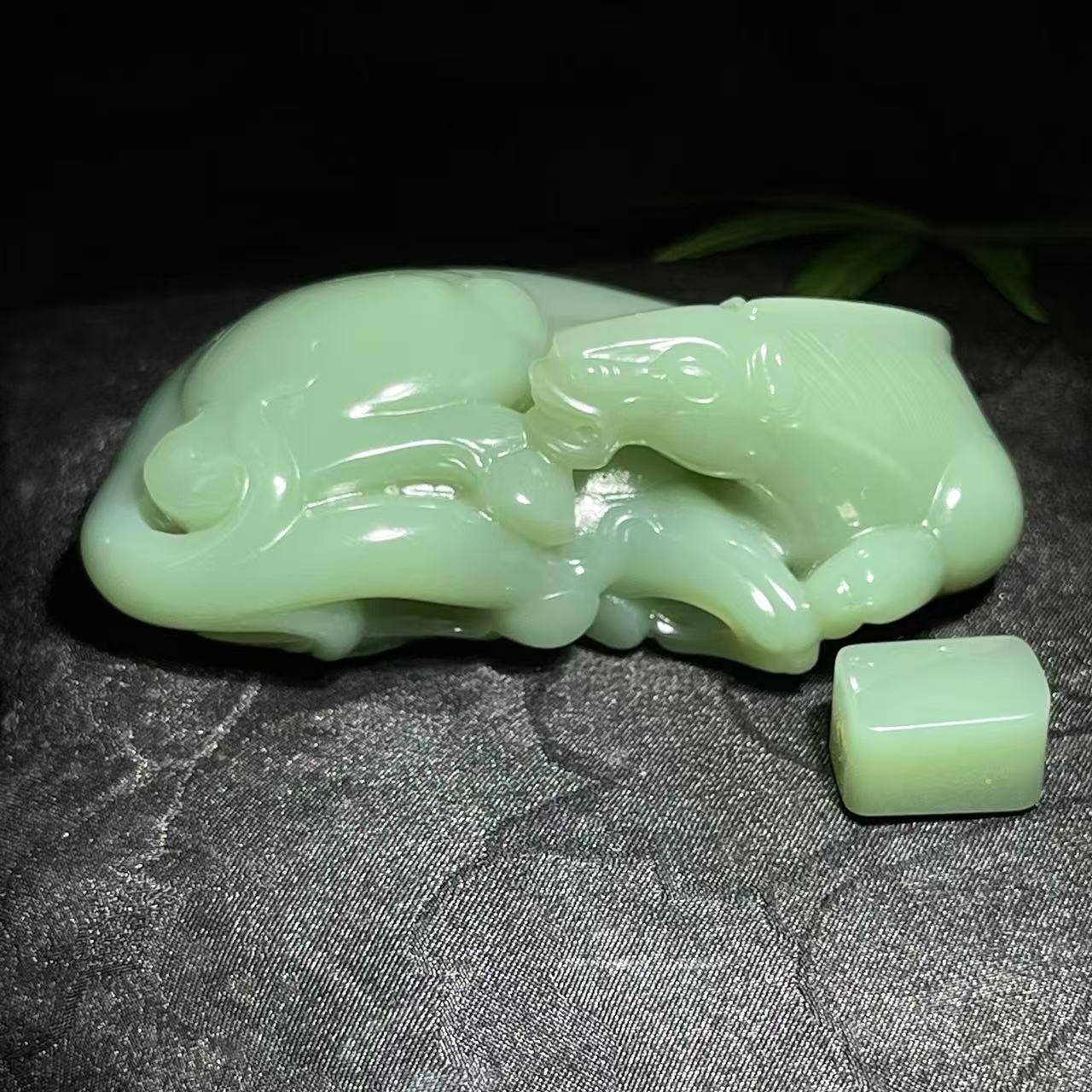 和田玉碧玉粉青马到成功手把件（107.8g）