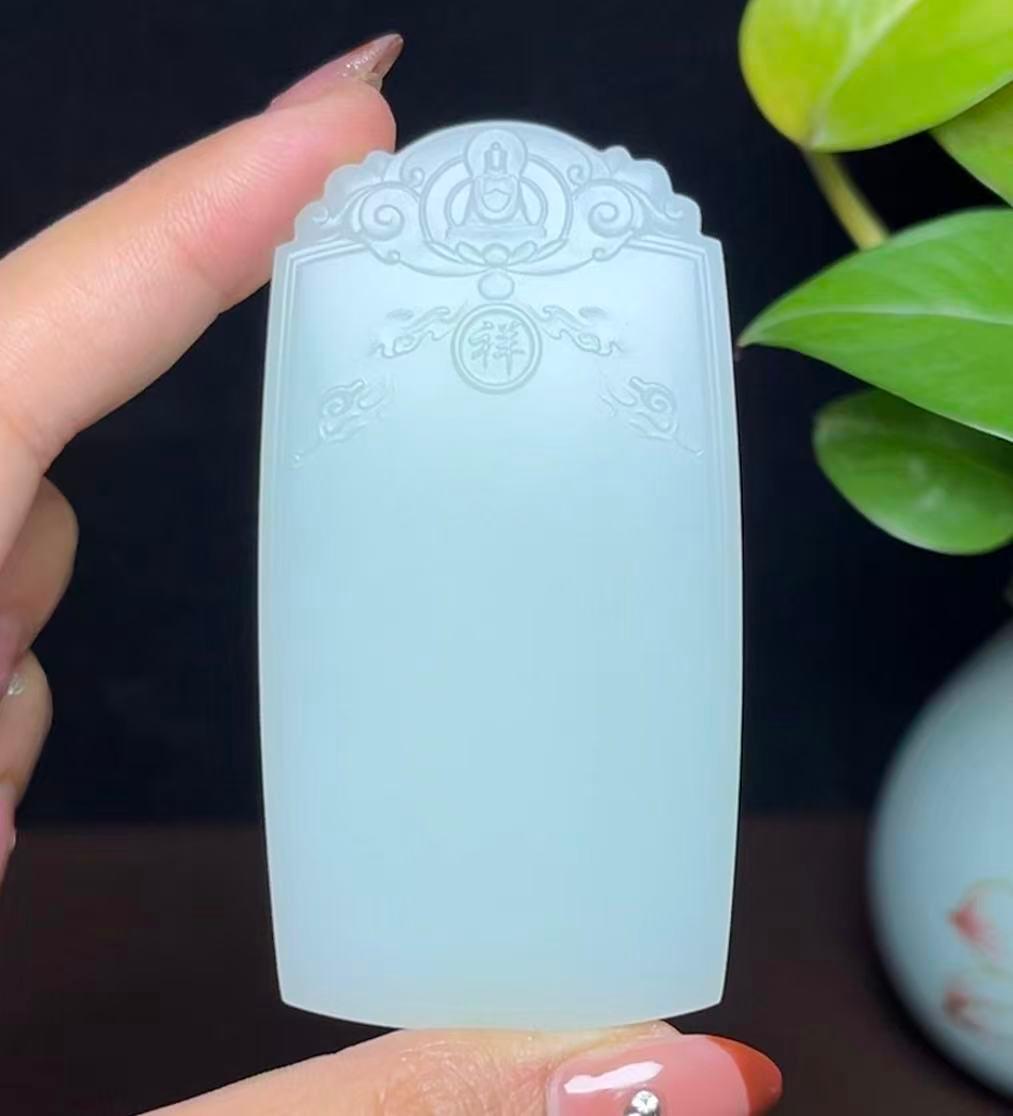 和田羊脂玉带翠平安无事牌（88.9g）